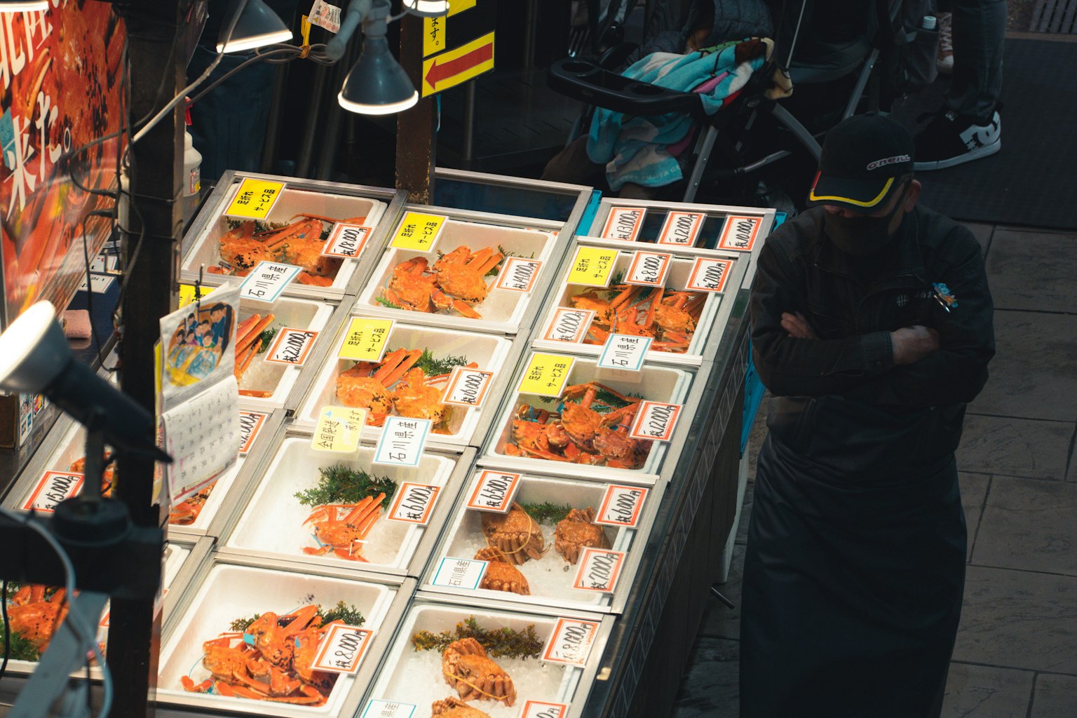 Filets de saumon frais exposés dans un marché avec des étiquettes de prix