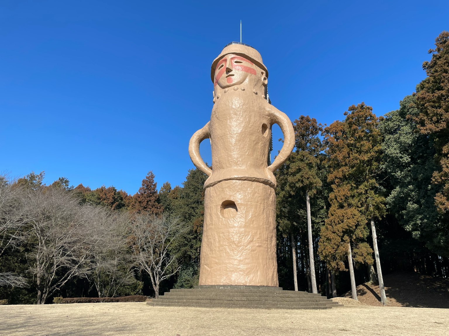 Grande sculpture humoristique se tenant dans un parc