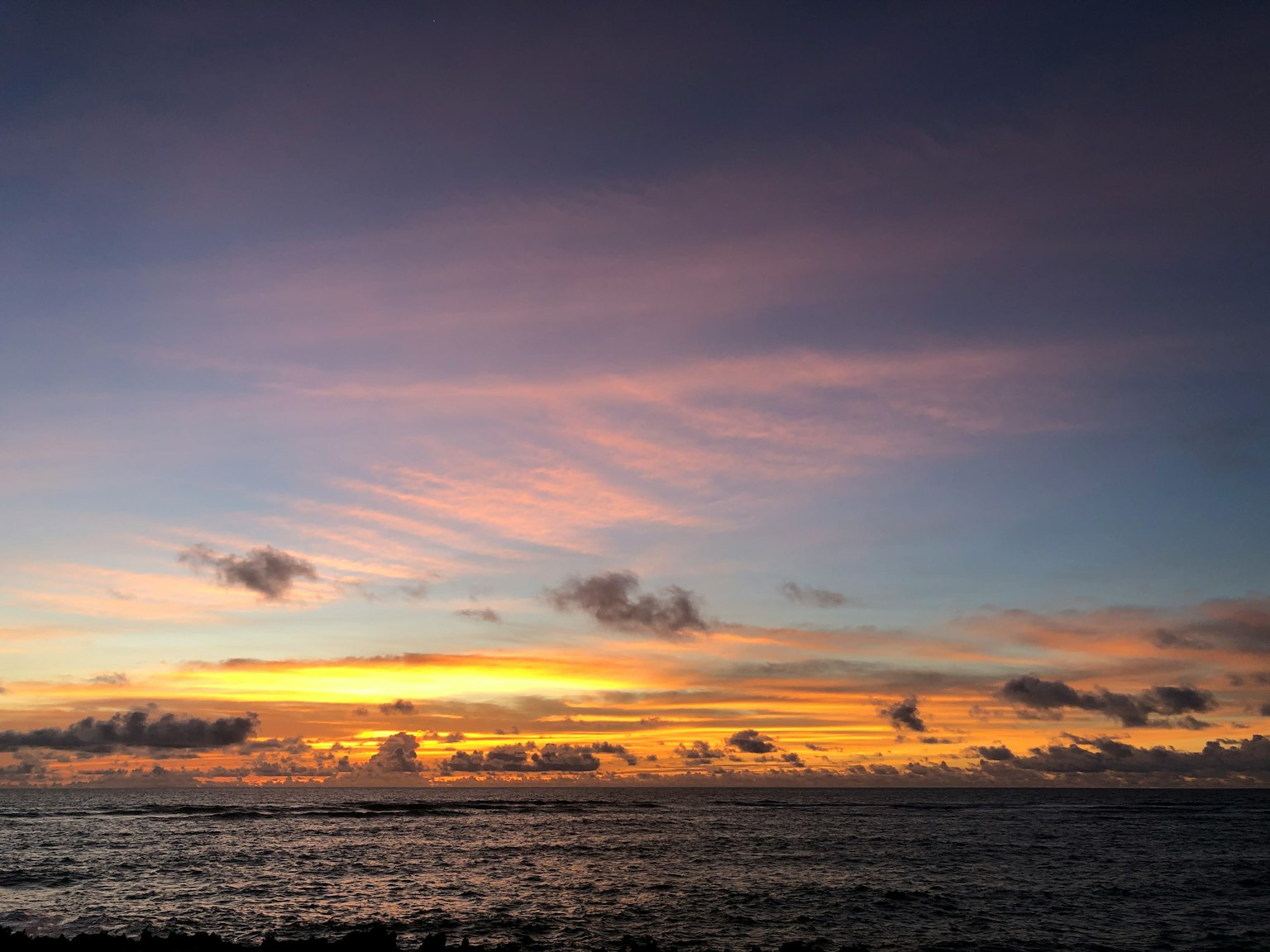 Schöner Sonnenuntergang über dem Ozean mit bunten Wolken