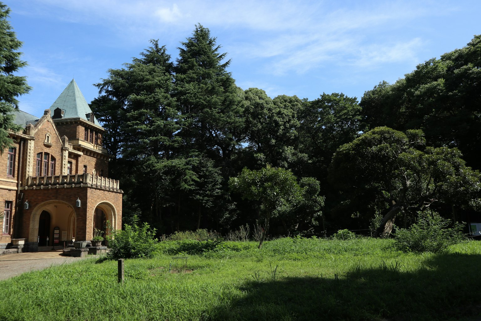 Paesaggio con un'area erbosa e un vecchio edificio