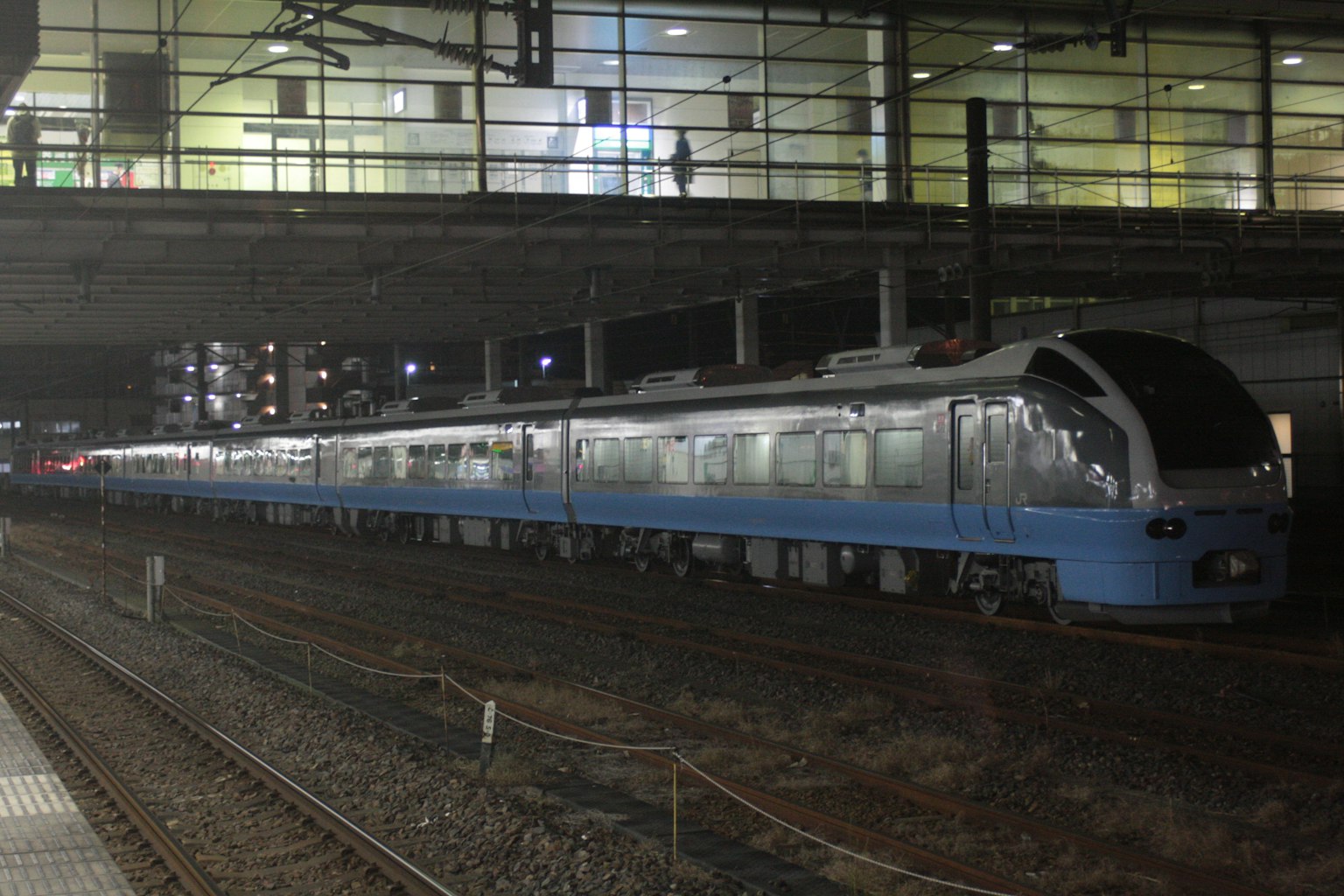 Treno espresso blu in stazione di notte
