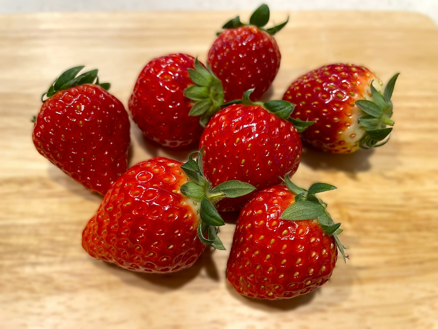 Fraises rouges fraîches disposées sur une surface en bois