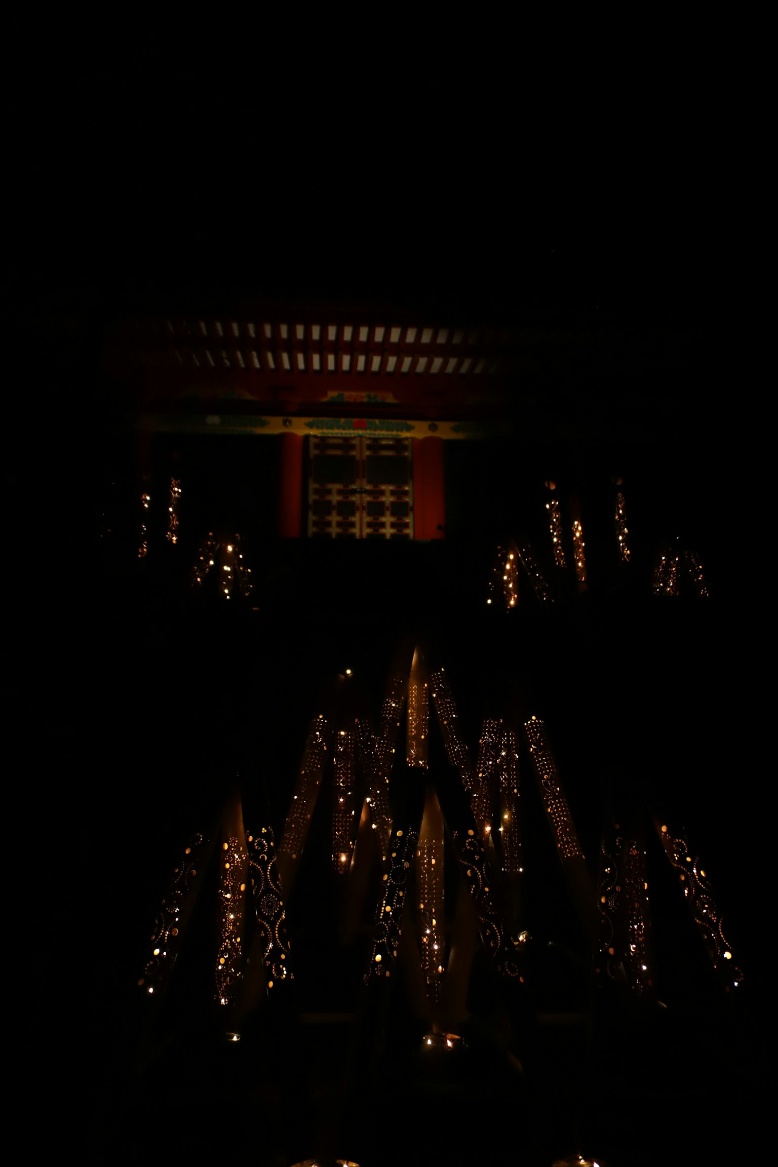 Un paisaje con luces dispersas contra un fondo oscuro