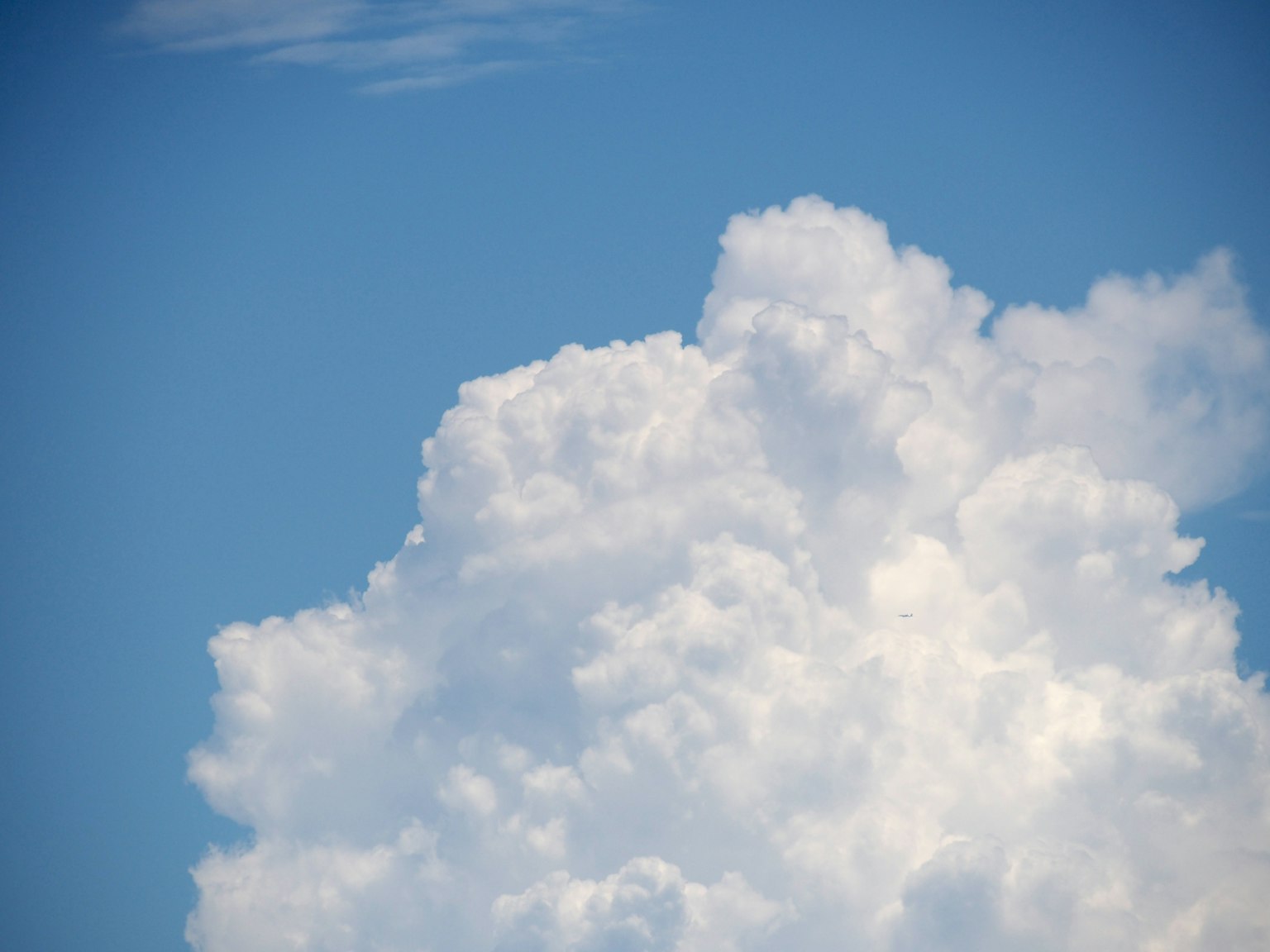 Grande nuvola bianca che galleggia in un cielo blu