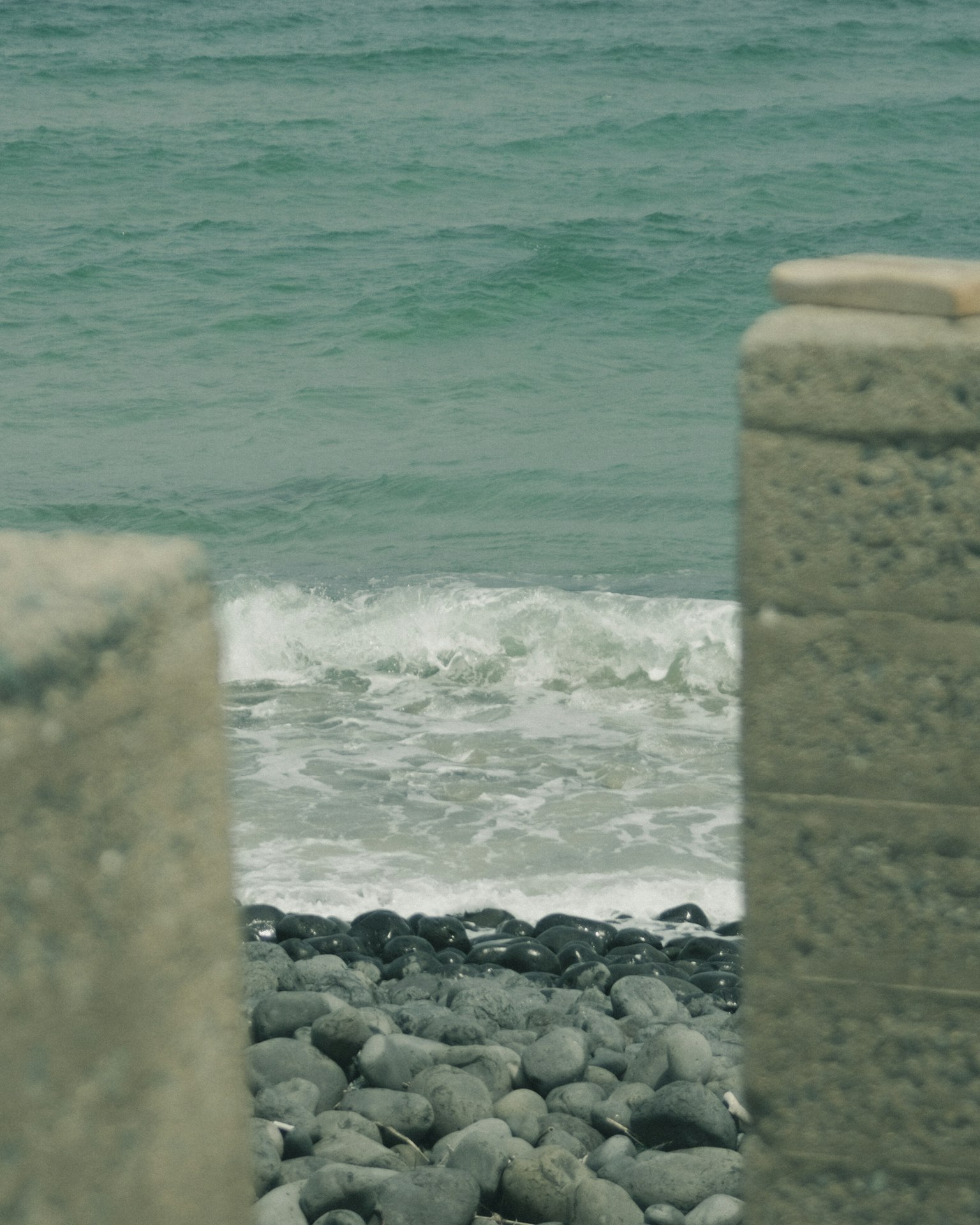 海岸的岩石和波浪的景觀