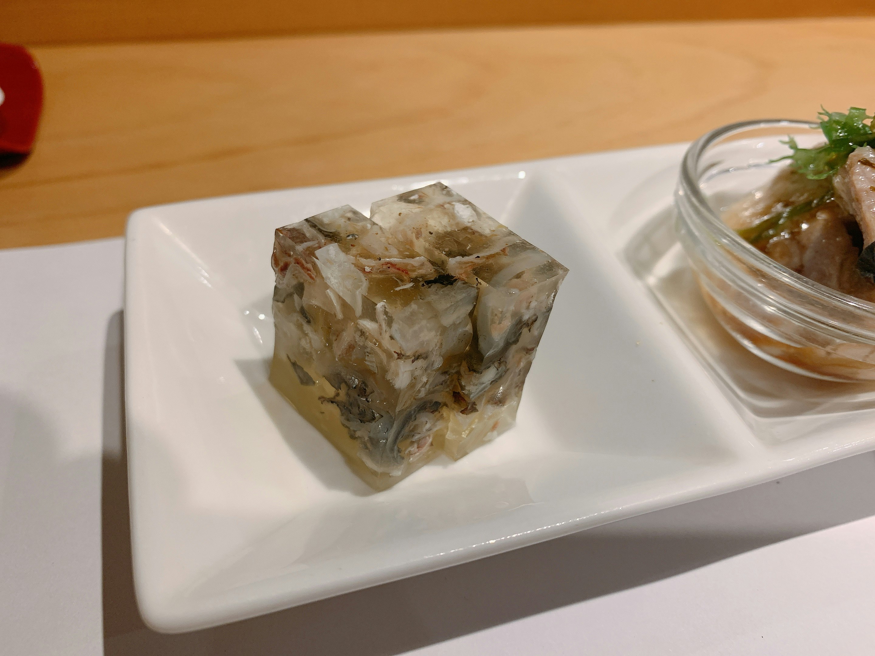 木托盤上白色盤中的礦物標本