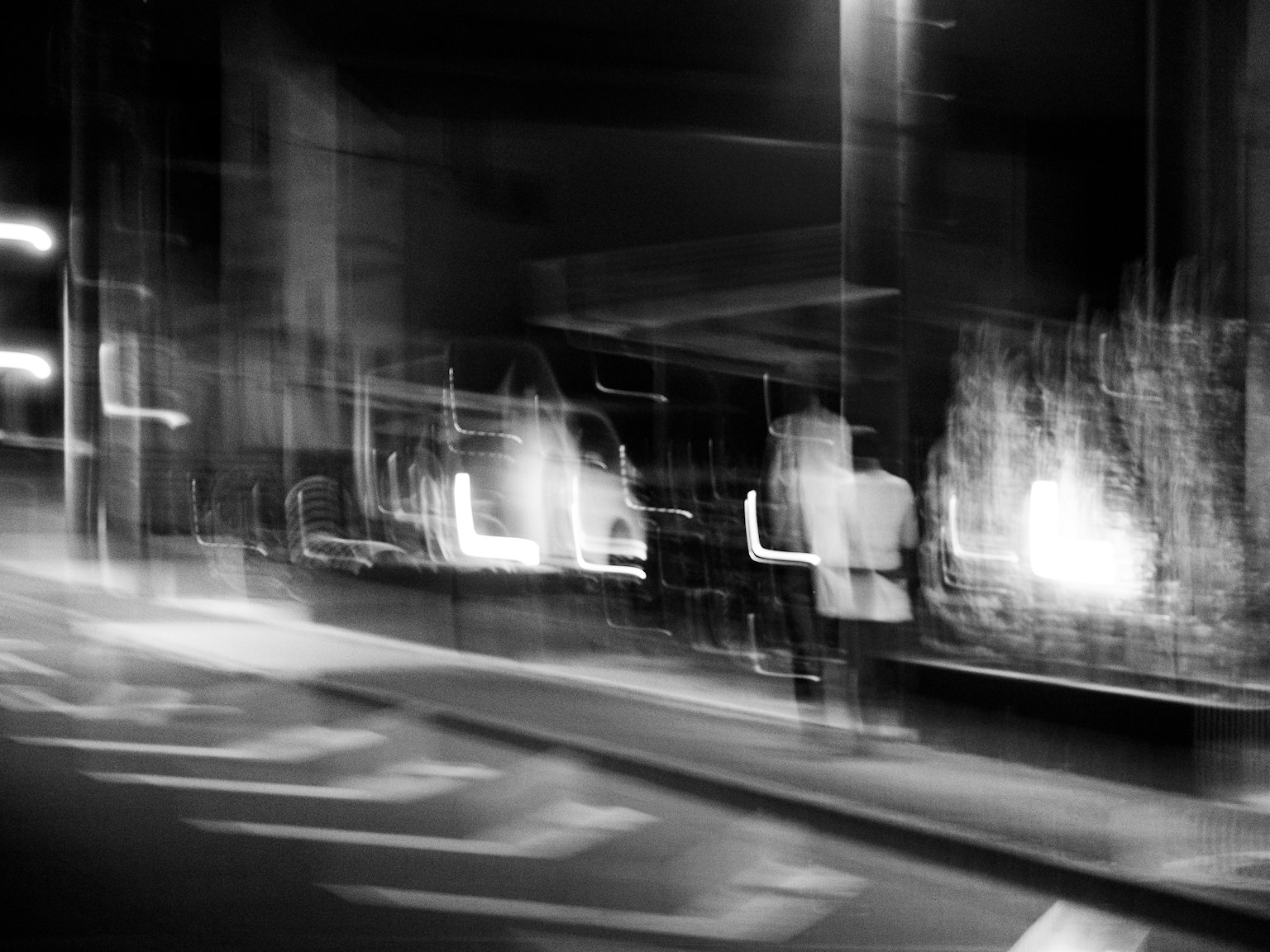 模糊的夜間城市場景與行走的人物