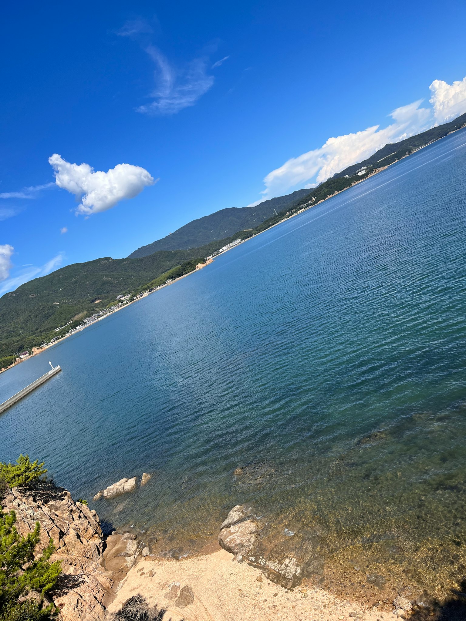 清澈藍水與背景山脈的風景