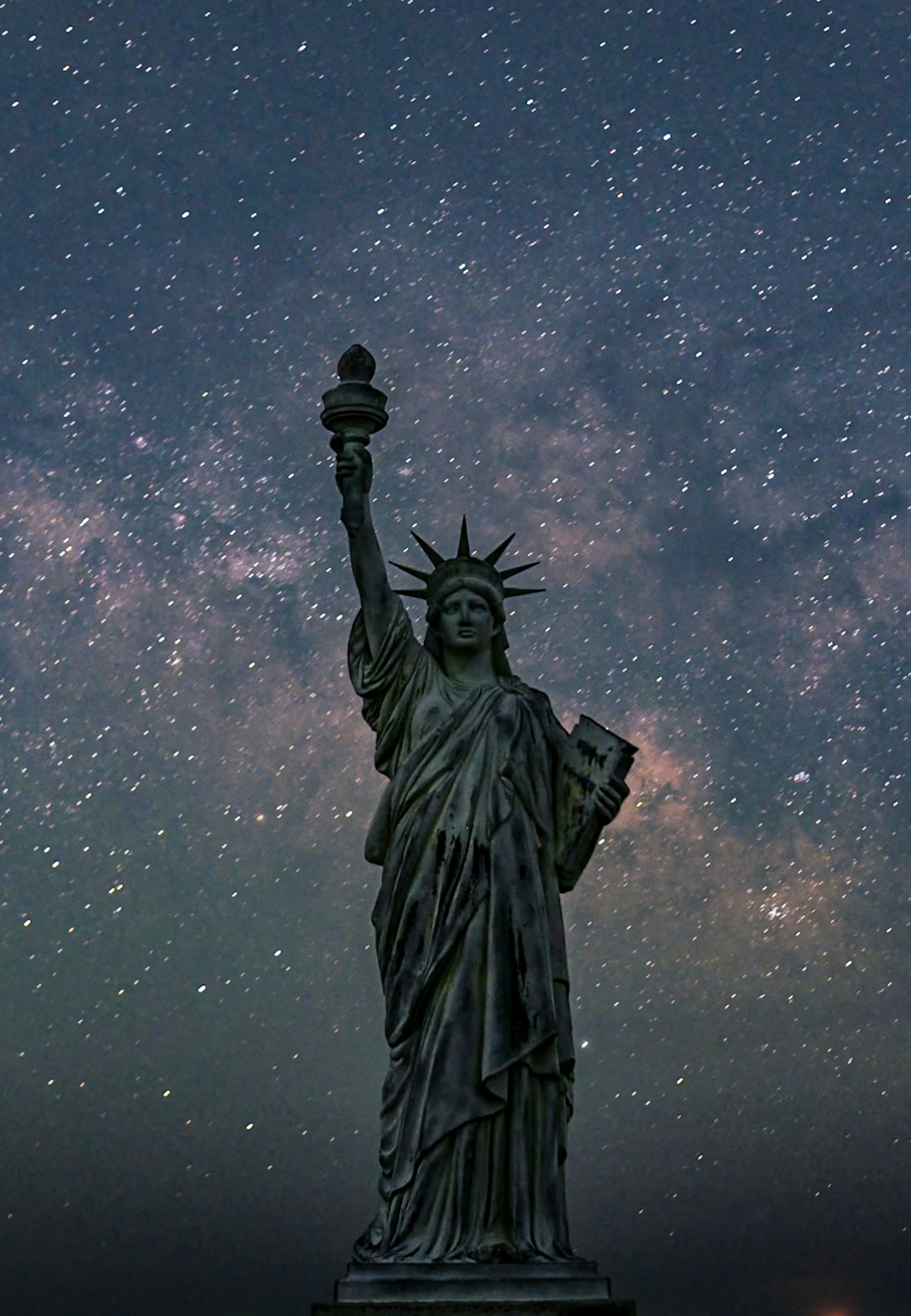 自由女神像矗立在星空下