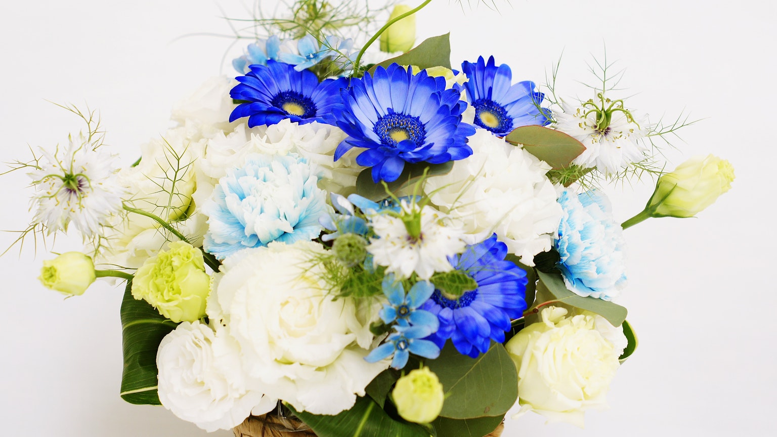 Un beau bouquet avec des fleurs bleues et blanches
