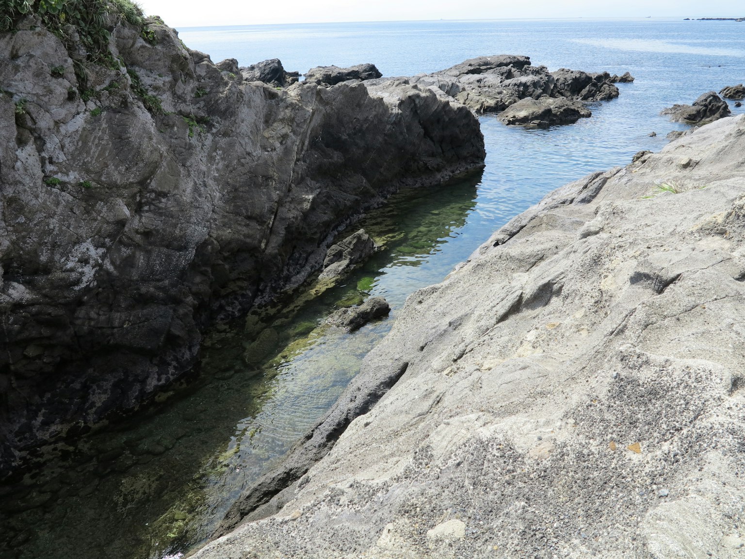Vue de la mer calme entre des formations rocheuses