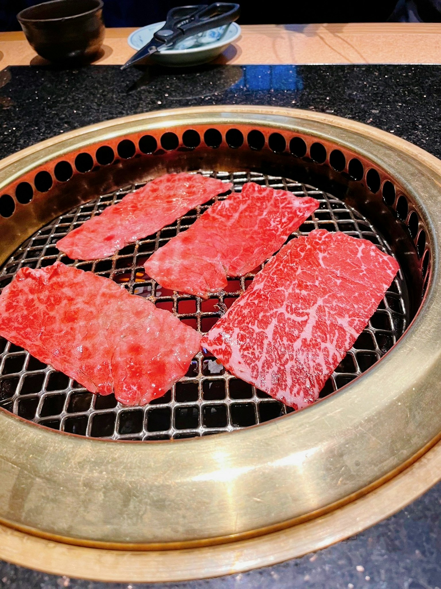 薄片肉類在燒烤架上烤