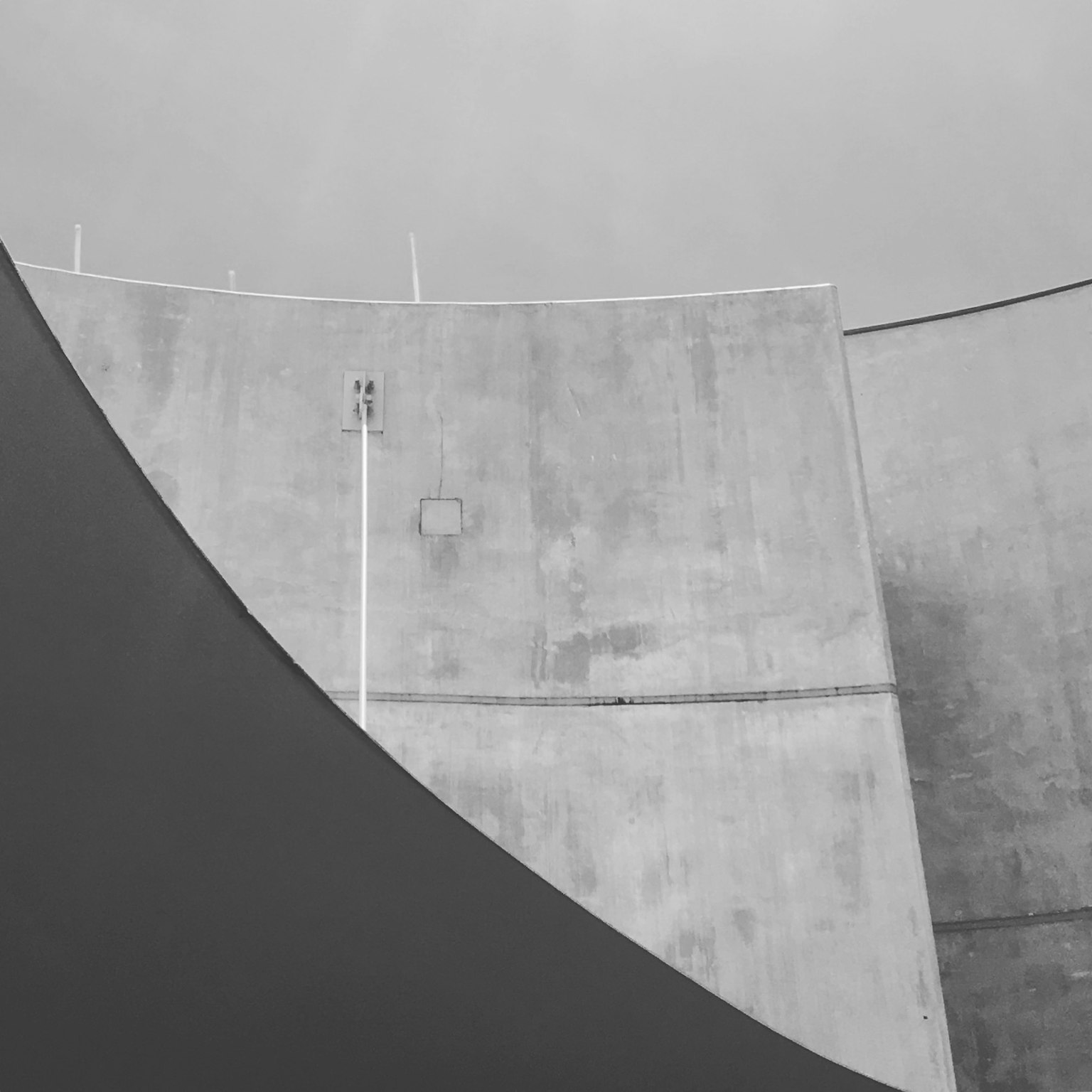 Schwarzweißfoto von gebogenen Betonschalen
