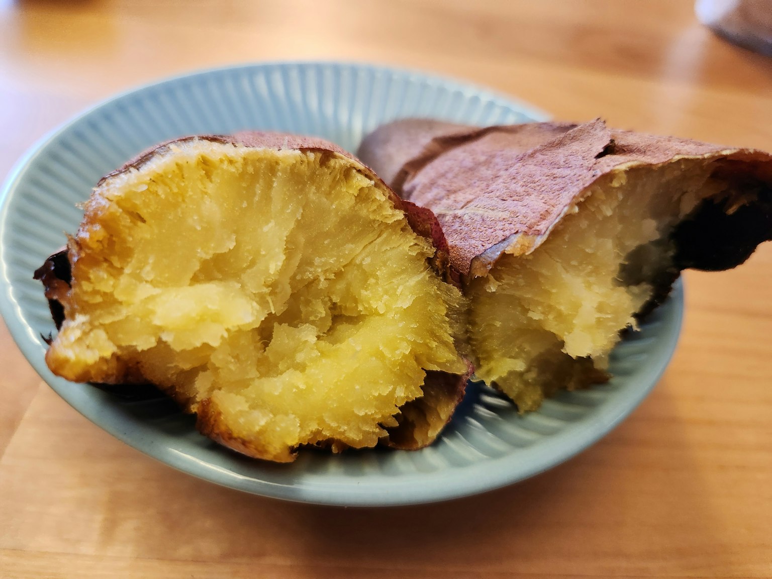 Patate douce cuite servie dans une assiette bleue