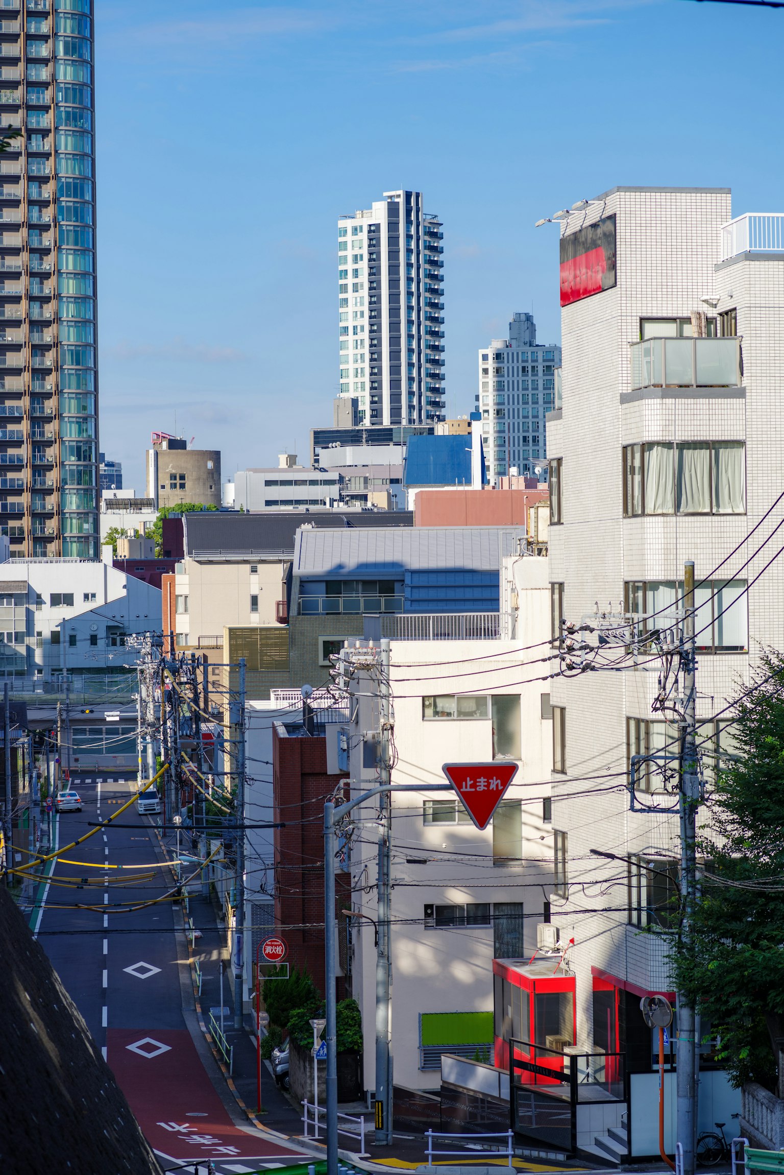 城市風景展示高層建築和住宅區清澈的藍天