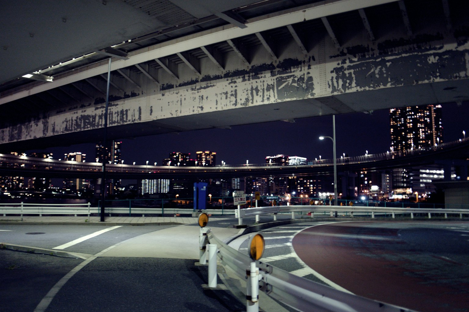 夜景城市風光與高架公路和城市燈光