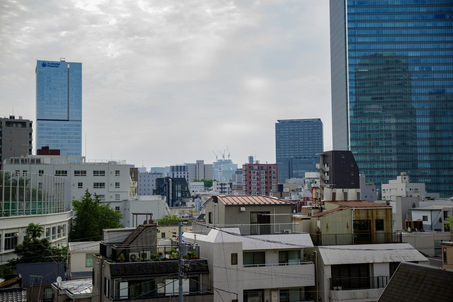 Panorama di Tokyo con grattacieli e edifici residenziali