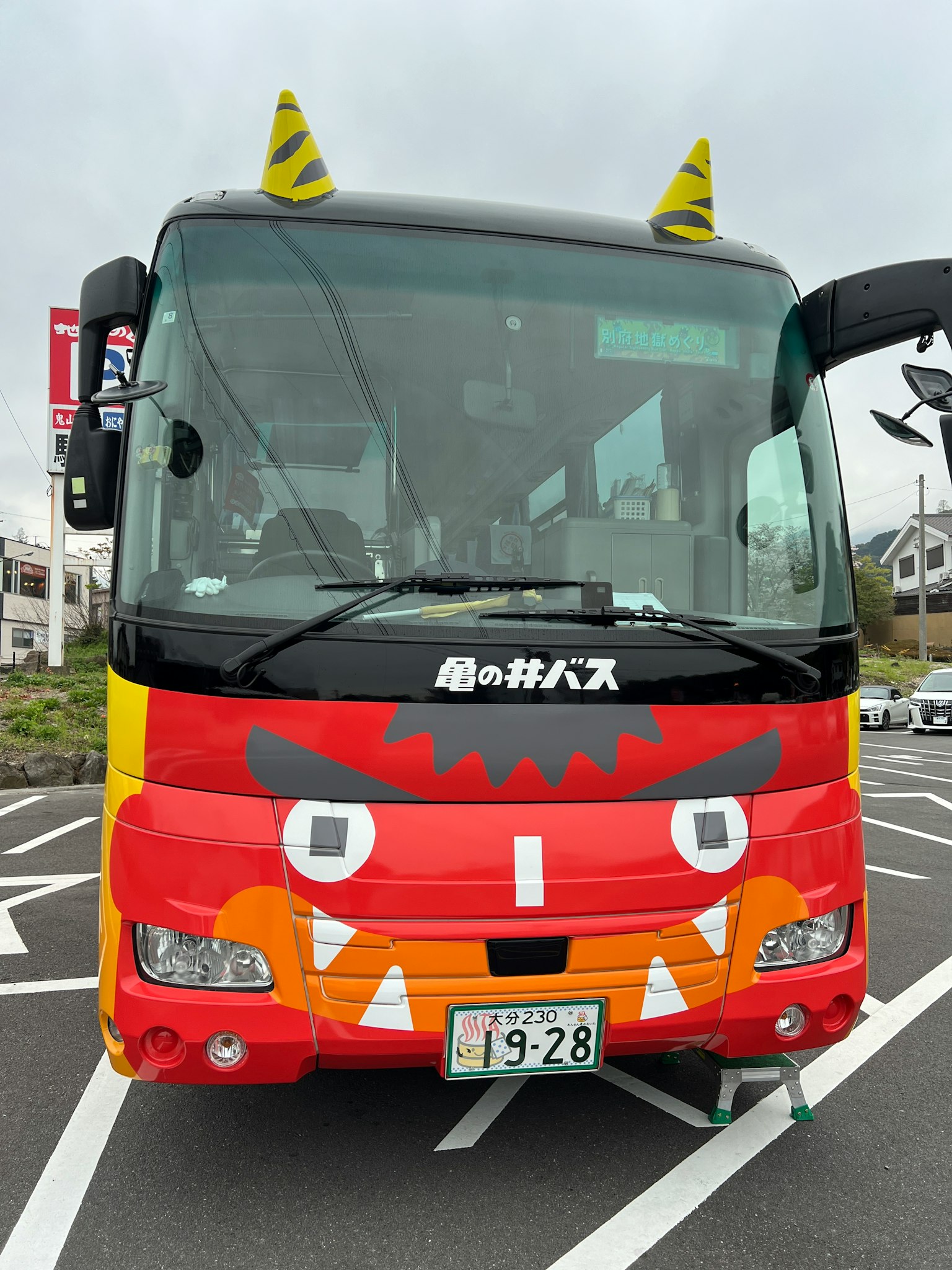 Ein Bus mit einem roten Dämonengesicht und gelben Hörnern