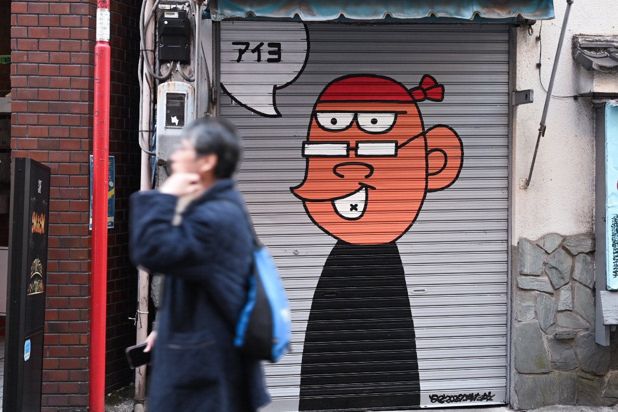personaje de taza estilo anime pintado en un portón de persiana