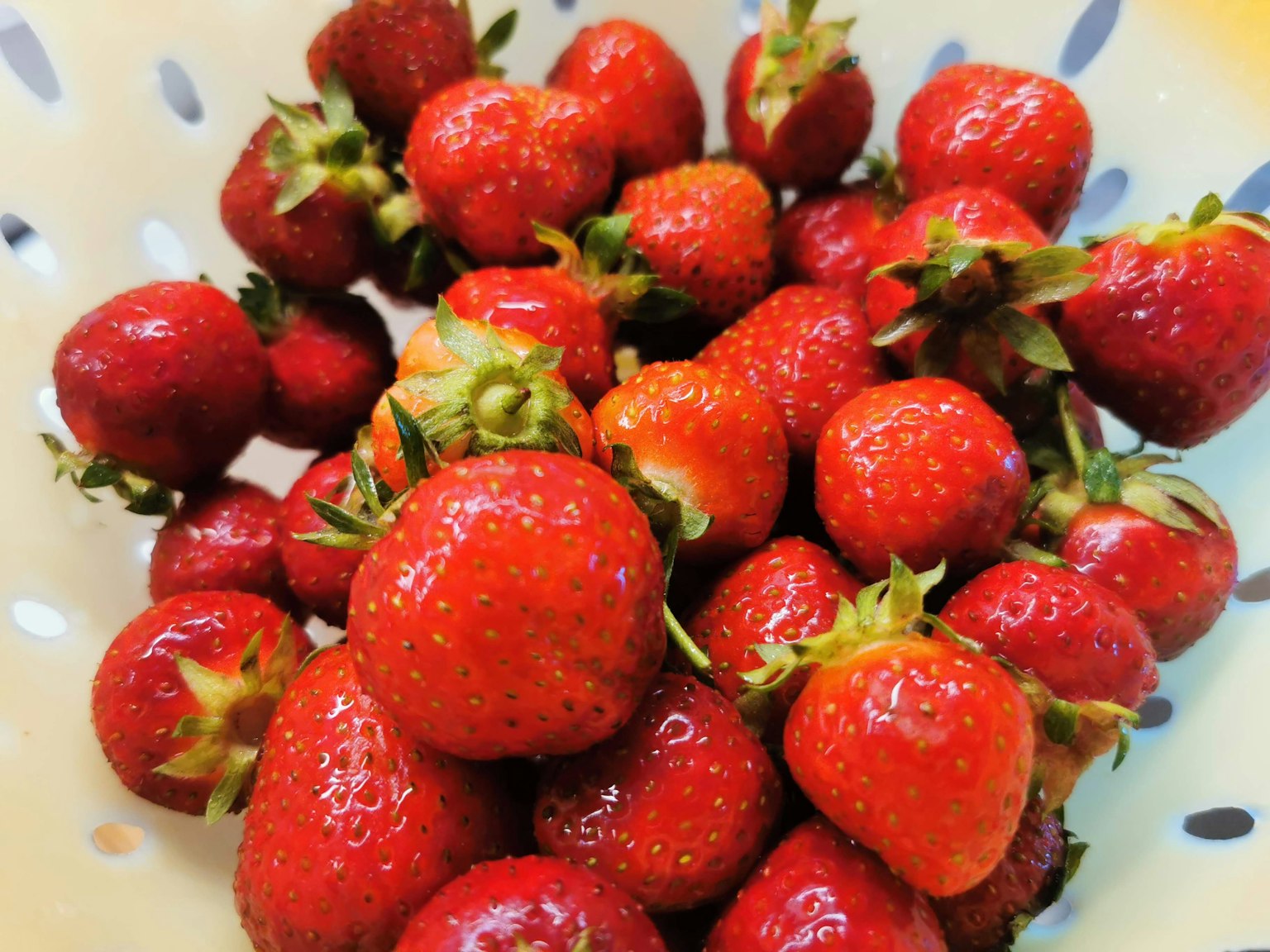 Fraises fraîches empilées dans une passoire