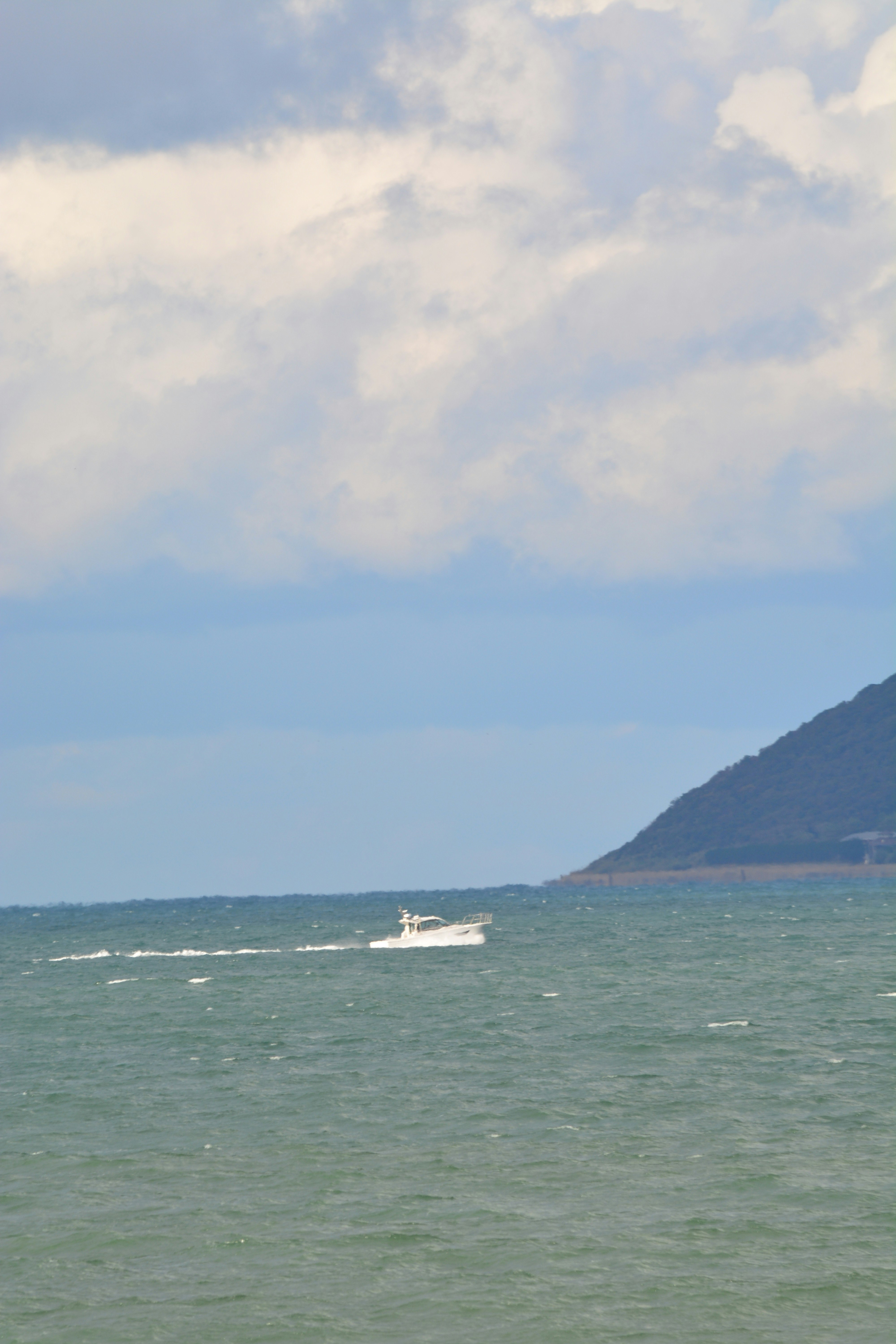 波立つ姉子の浜の海と空、冬風の朝焼け