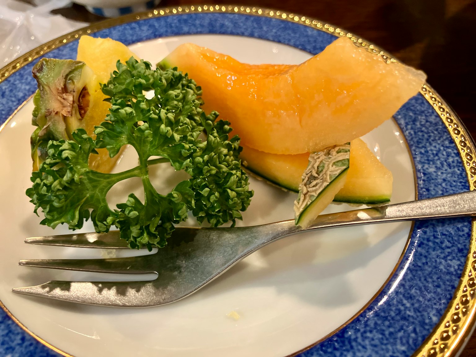 Un plato bellamente presentado con melón y perejil