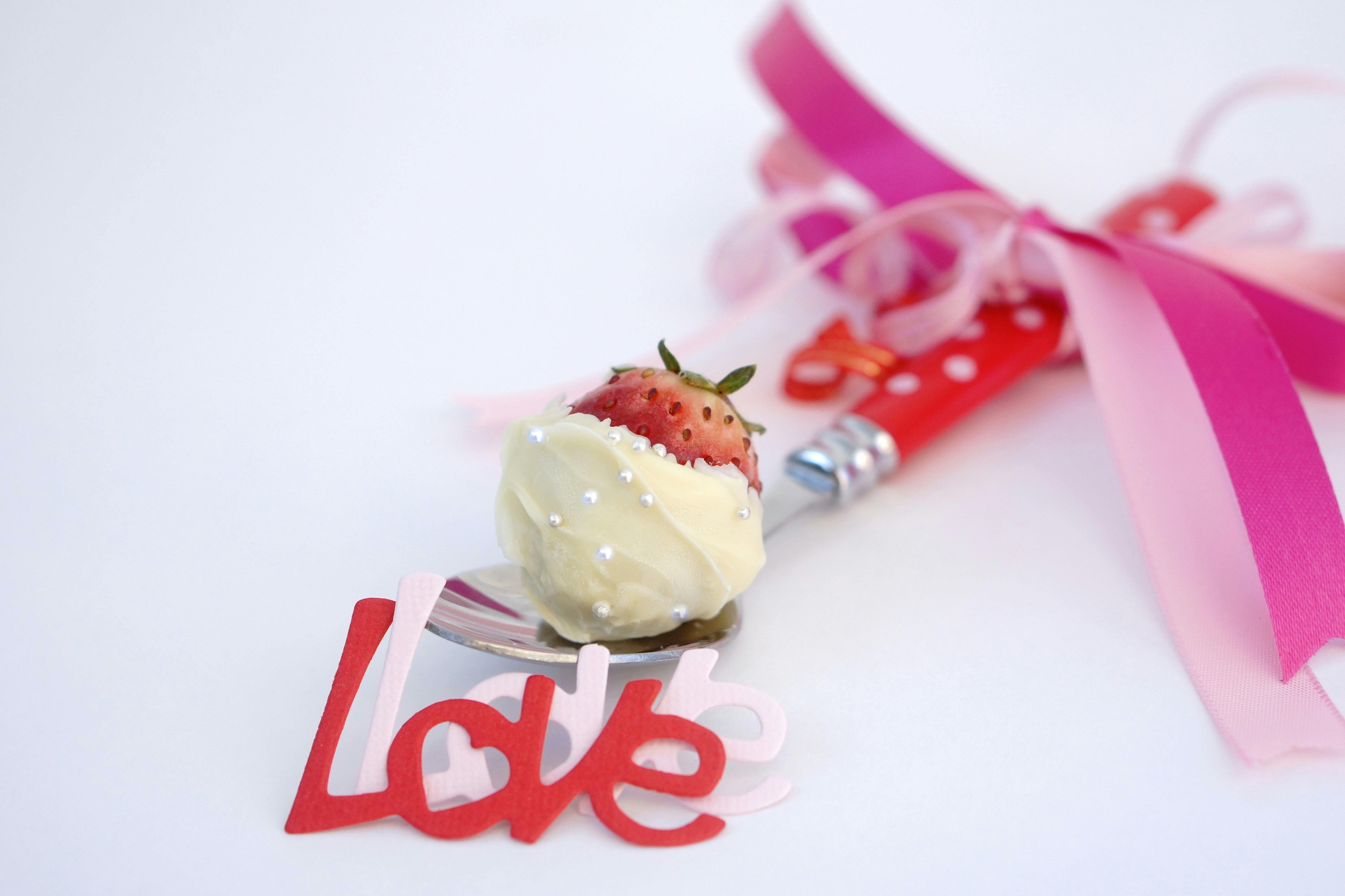 tarta con fresas y regalo con lazo rosa