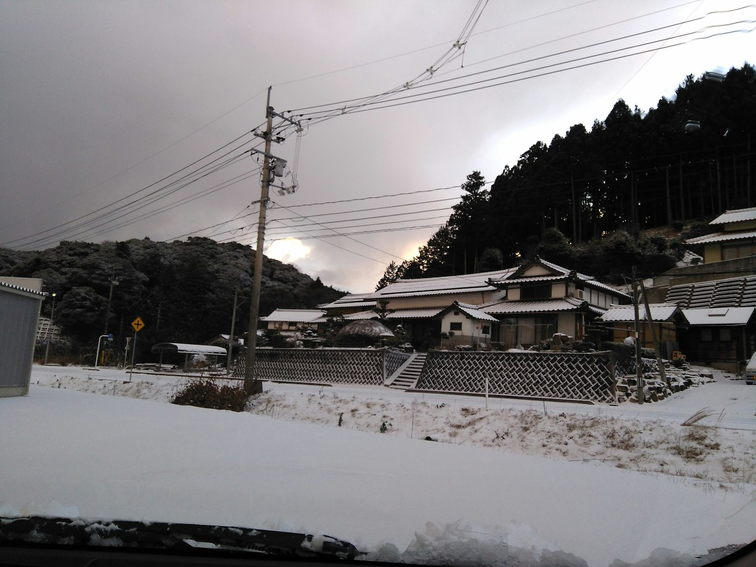 Verschneite Landhäuser und Berge in Japan
