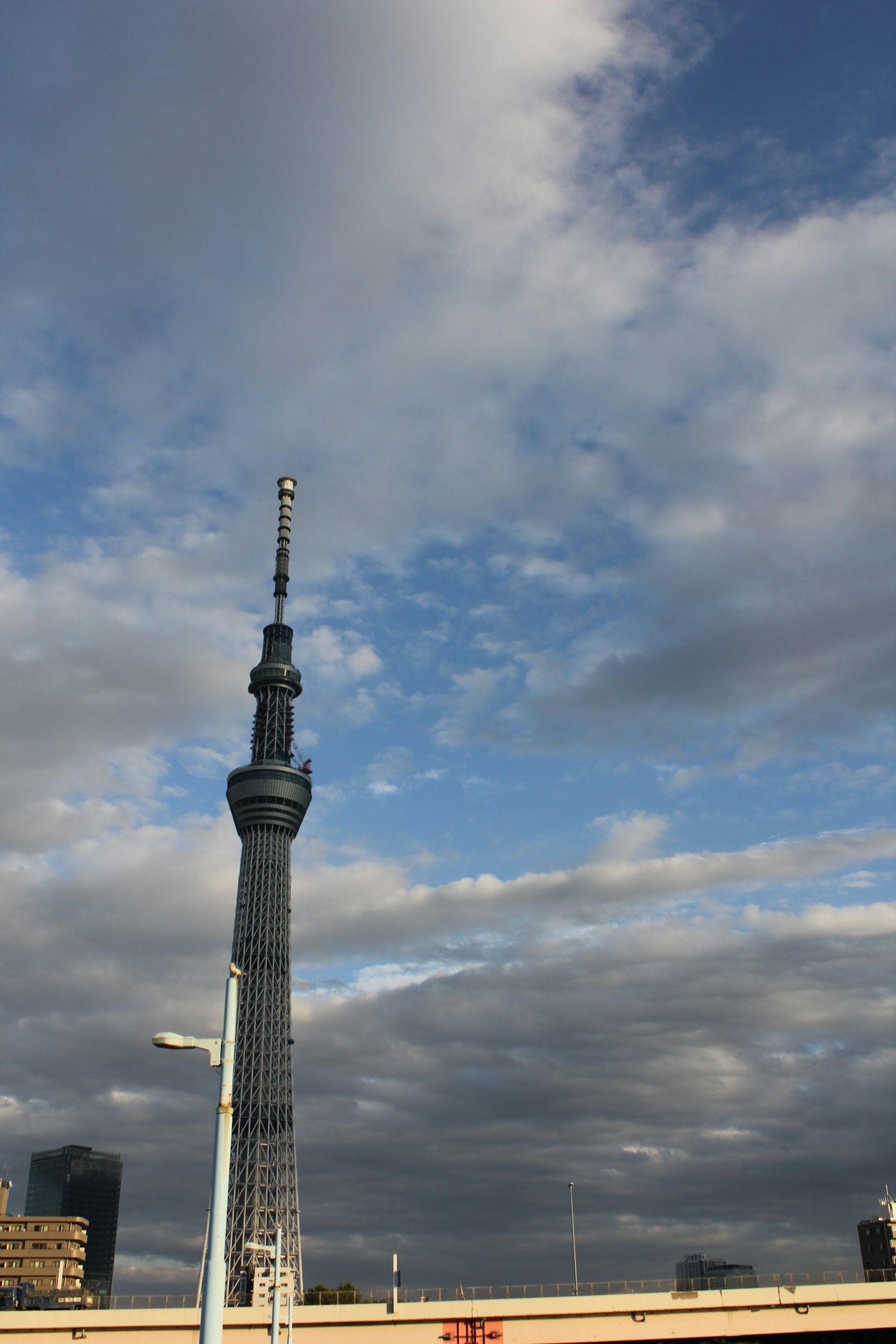 Tokyo Skytree dengan latar belakang langit biru dan awan
