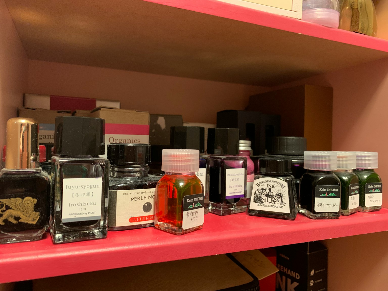 Collection de bouteilles d'encre disposées sur une étagère