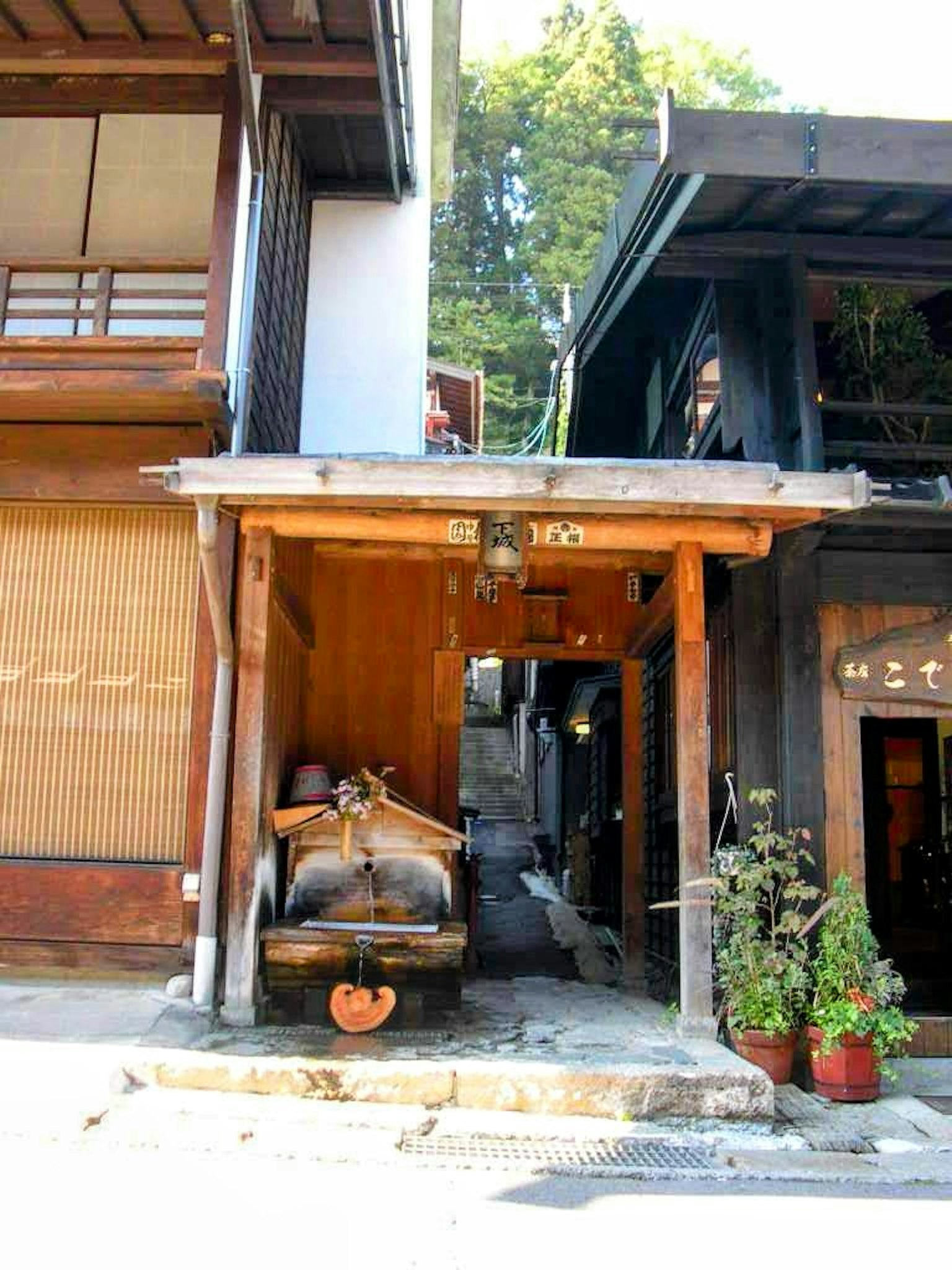 Traditionelles Holzhaus mit einer schmalen Gasse und Steinpflaster in Japan