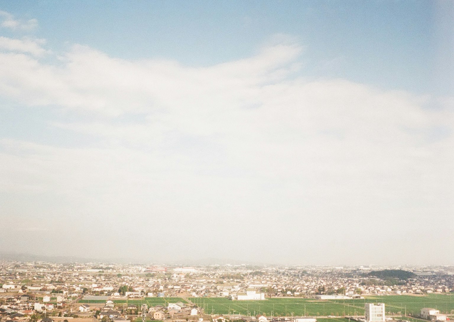 Vue expansive de la ville sous un ciel bleu
