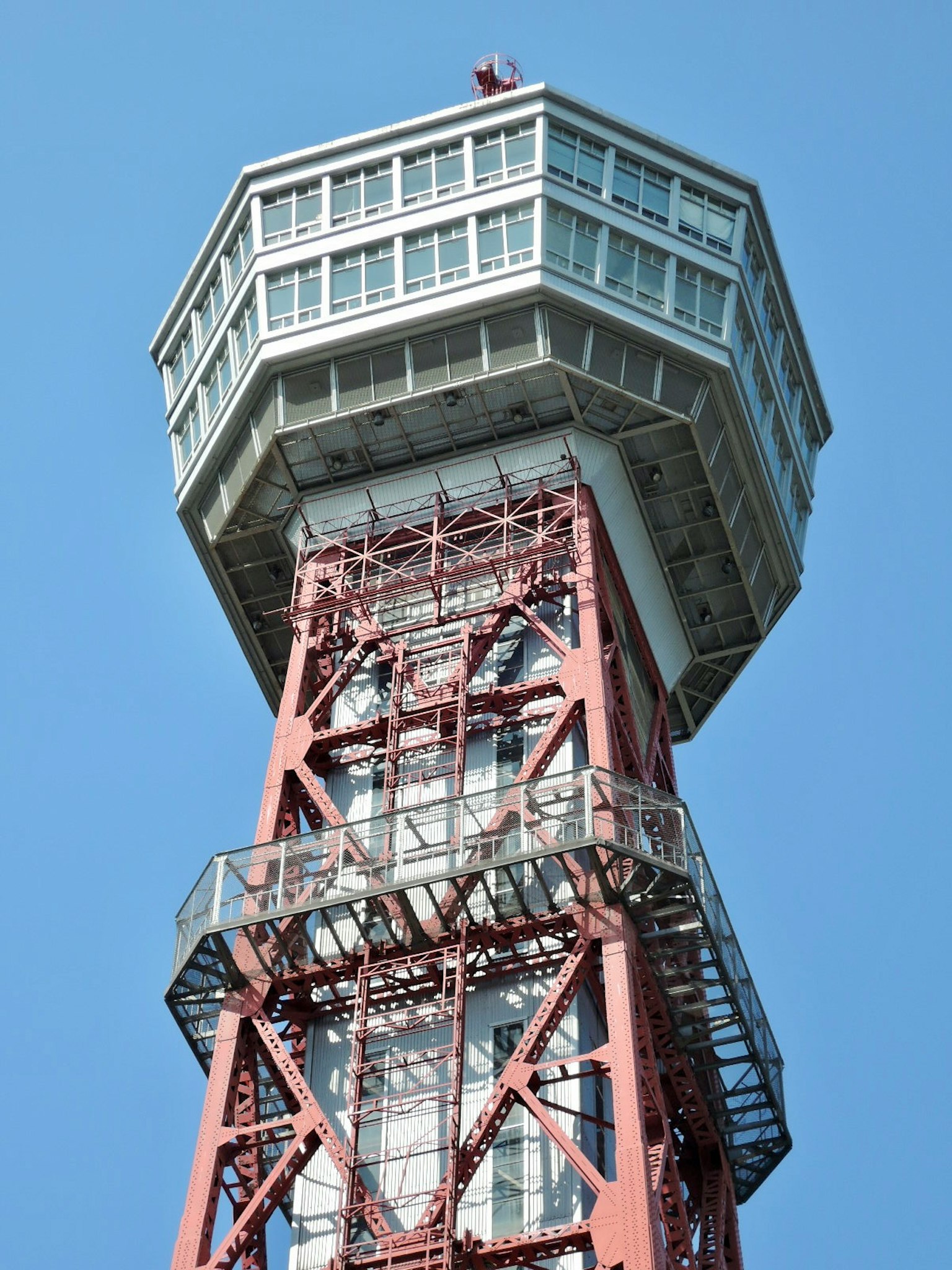 Struttura della piattaforma di osservazione in cima a una torre alta