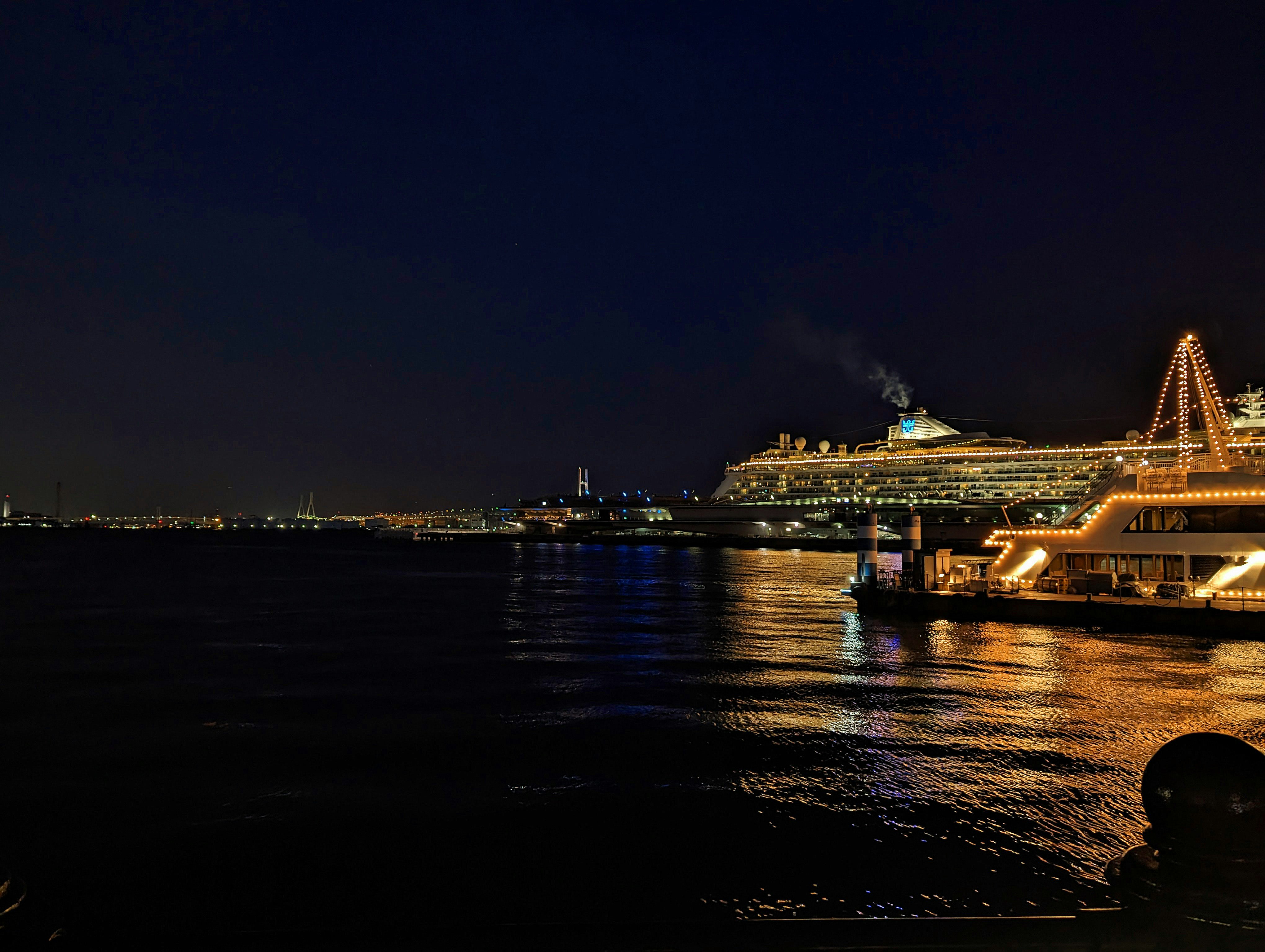 みなとみらいの夜景と夜の海に浮かぶ船の灯り