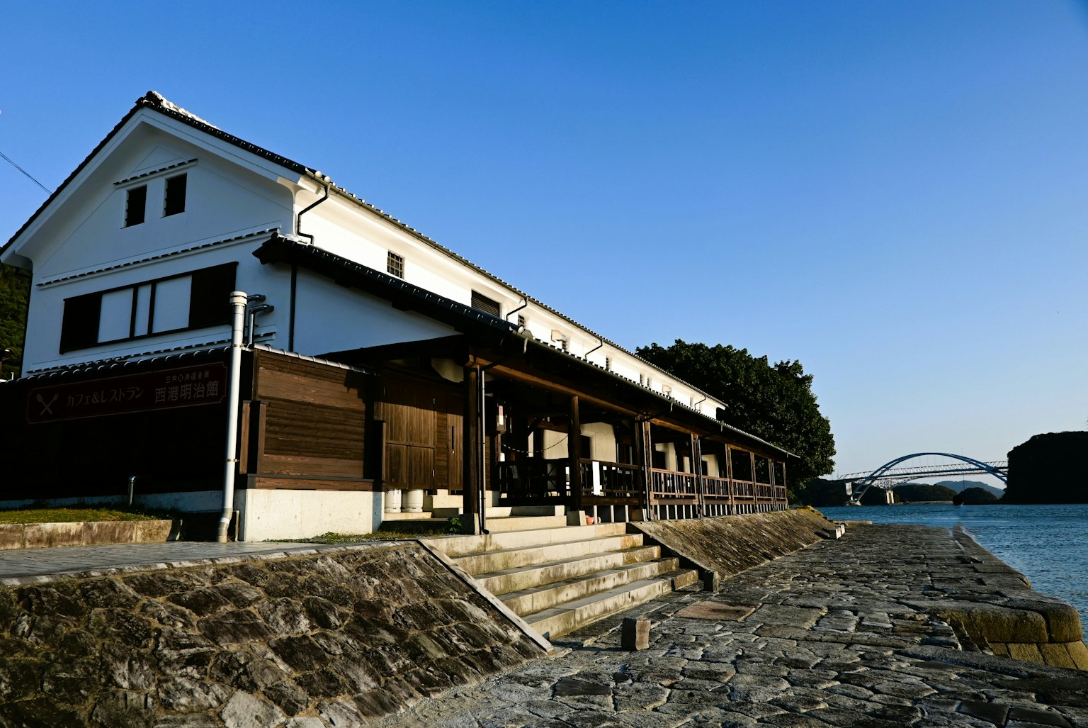 河邊的白色建築和石堤