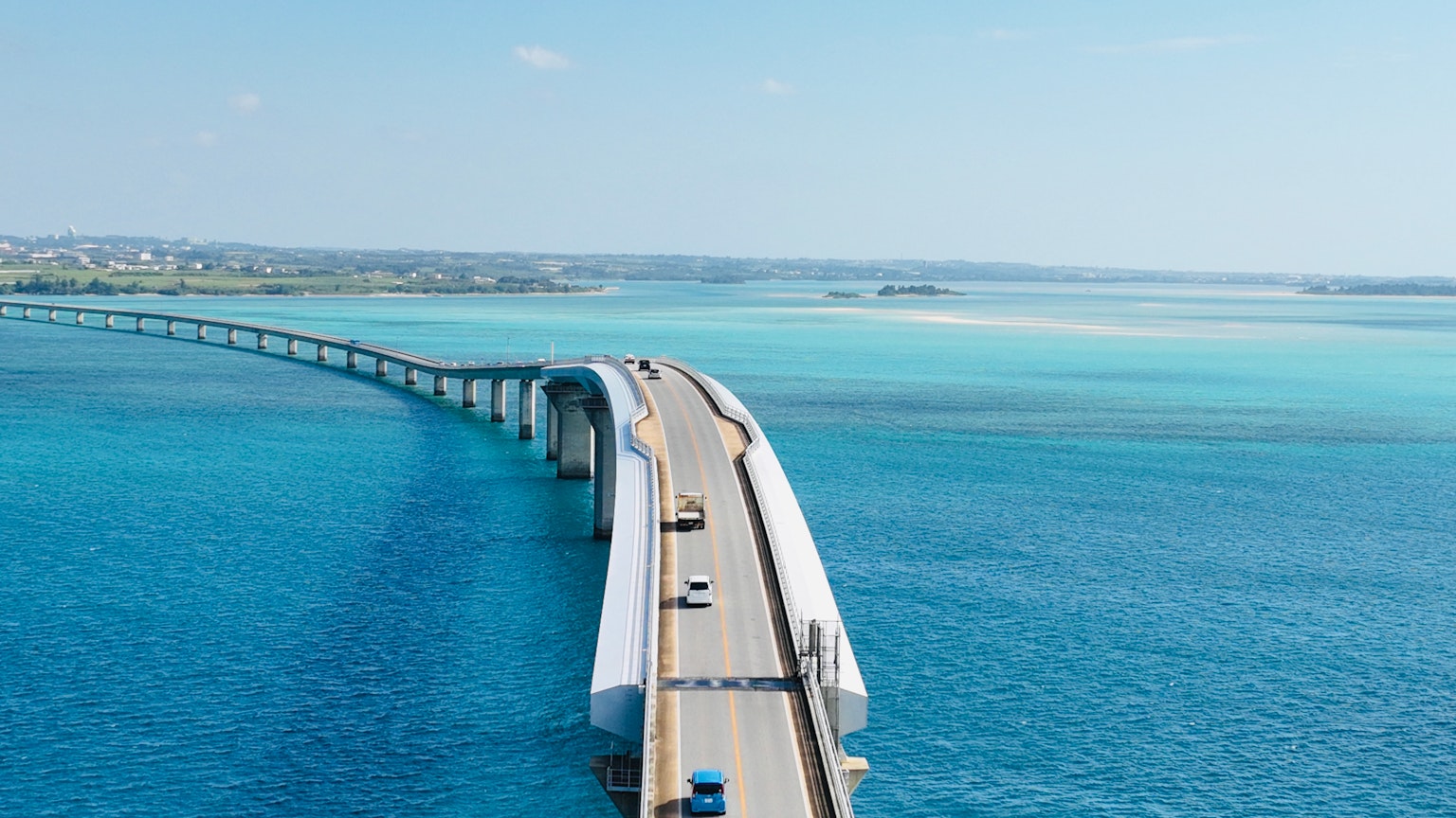 Vista aérea de un hermoso puente sobre agua azul