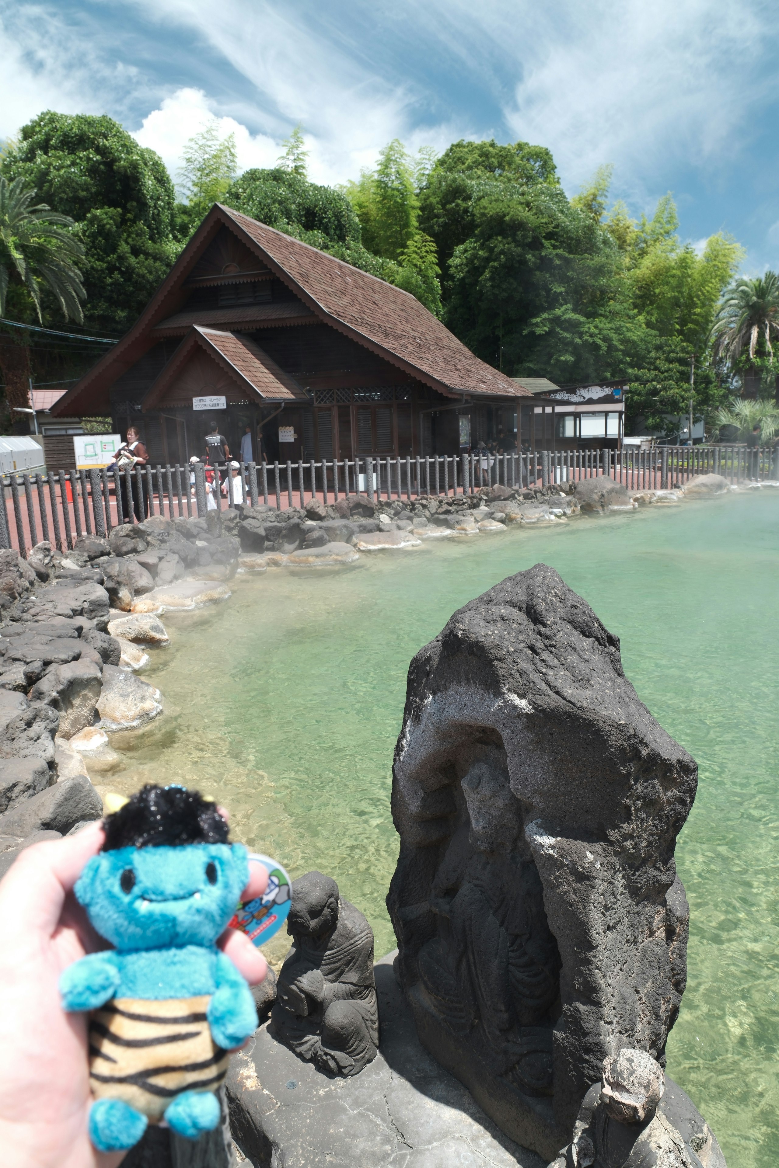 鬼山地獄の青いぬいぐるみと温泉の湯船の景色