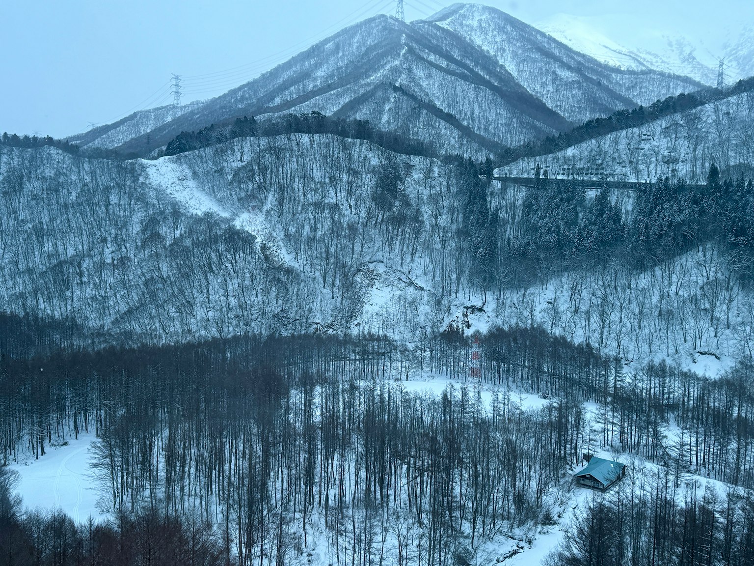 雪覆蓋的山脈與寧靜的風景