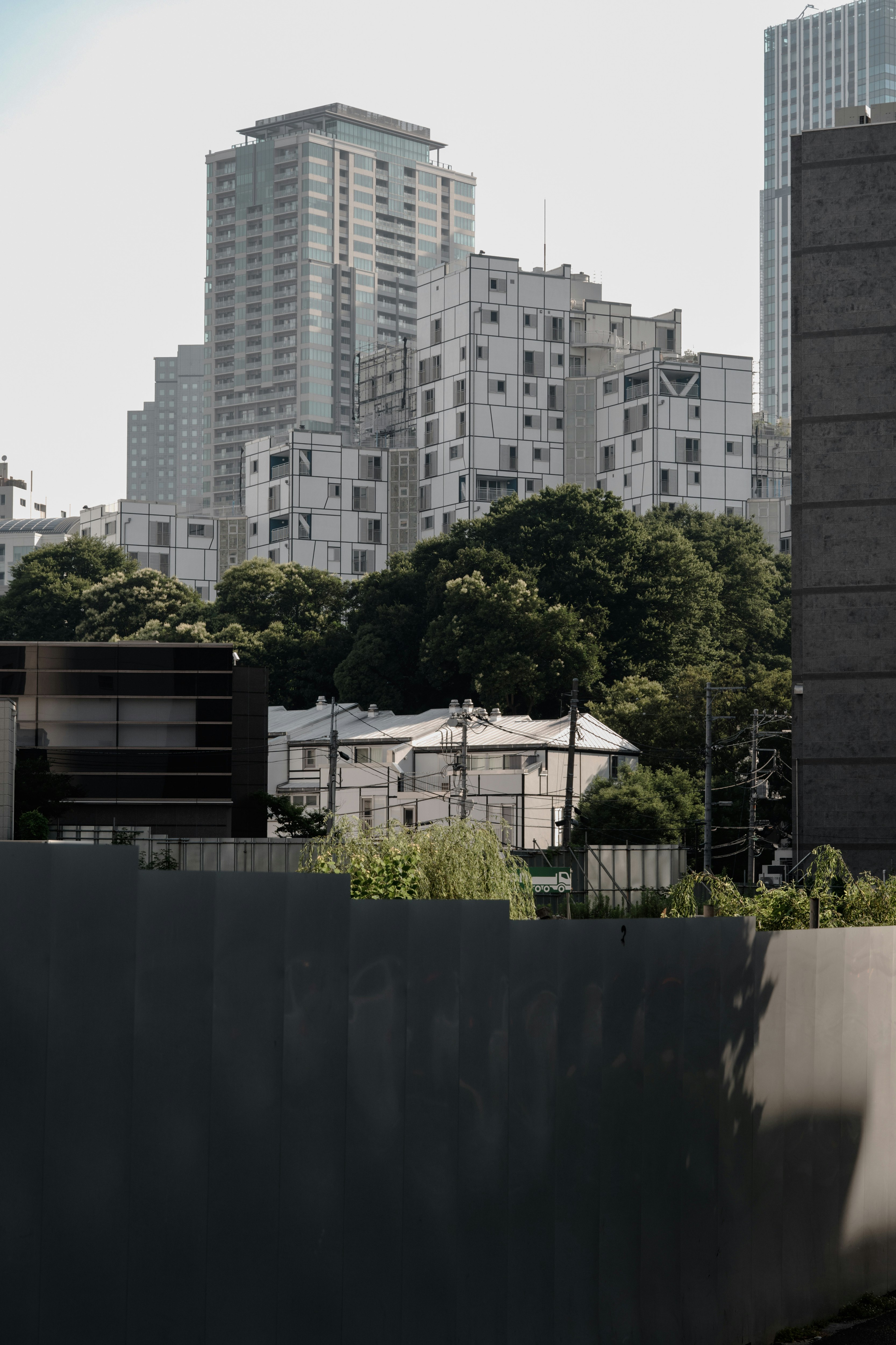 朝の都市の高層住宅と緑の並ぶ風景