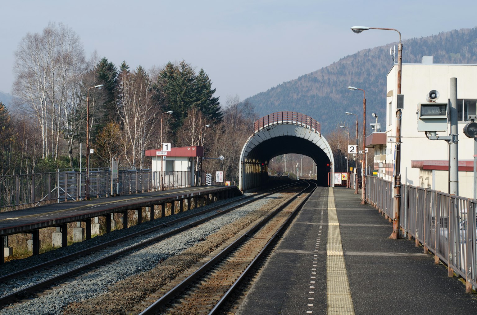 Platform kereta yang tenang dengan terowongan yang terlihat