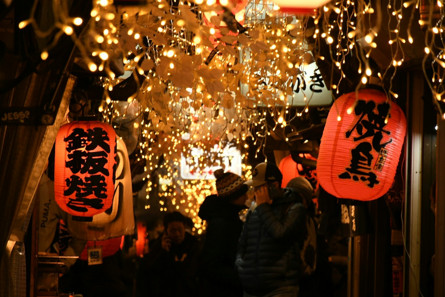 Lebhafte japanische Nachtmarktsstraße mit beleuchteten Laternen und Menschen