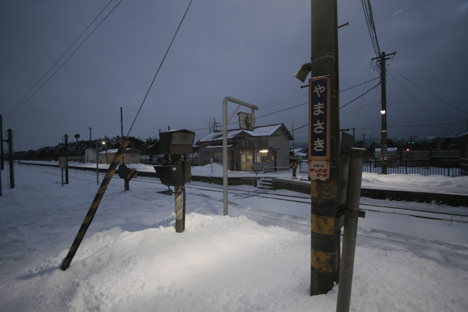 被雪覆蓋的火車站場景黃昏時的寒冷氛圍