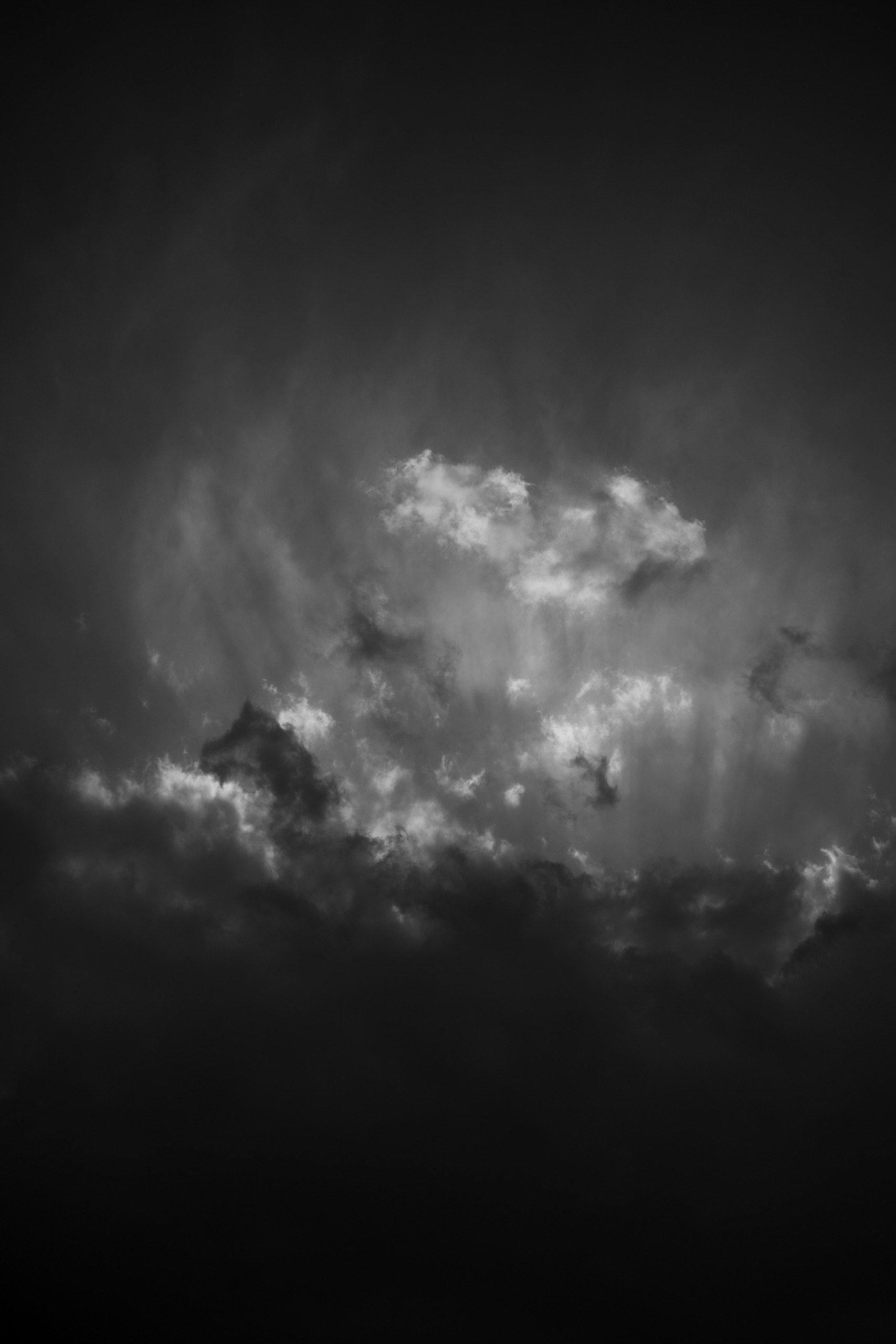 黒い空に浮かぶ雲の塊