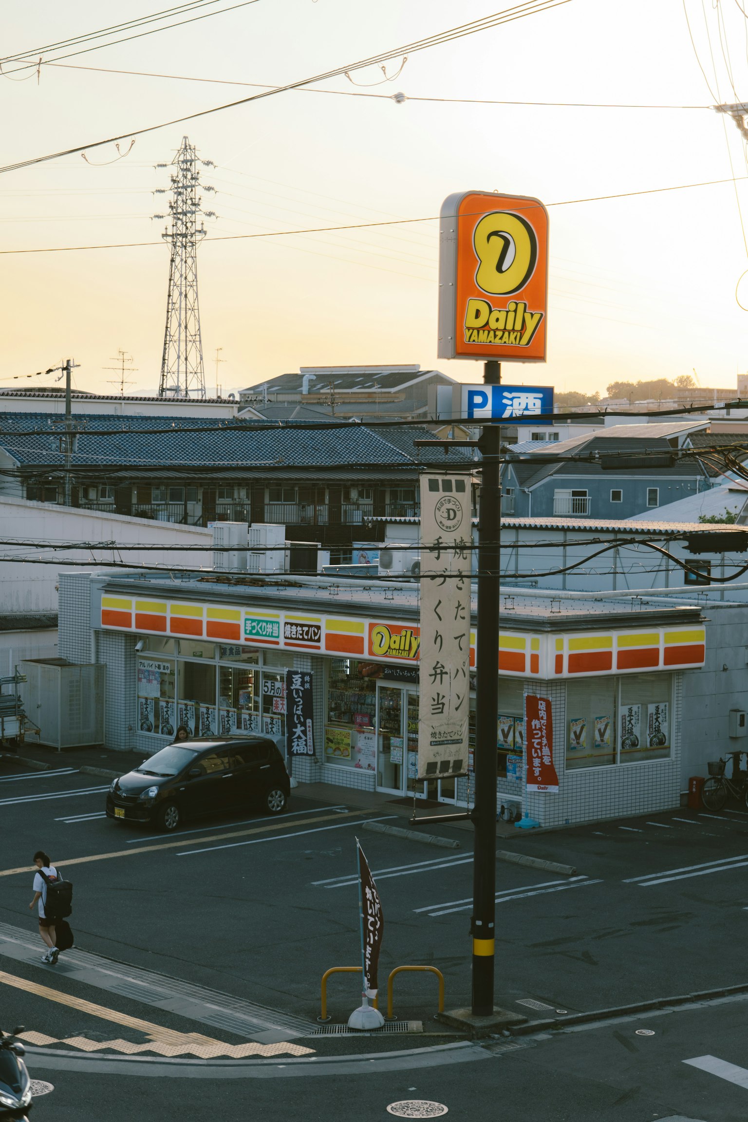 黃昏時分的便利商店及周圍風景