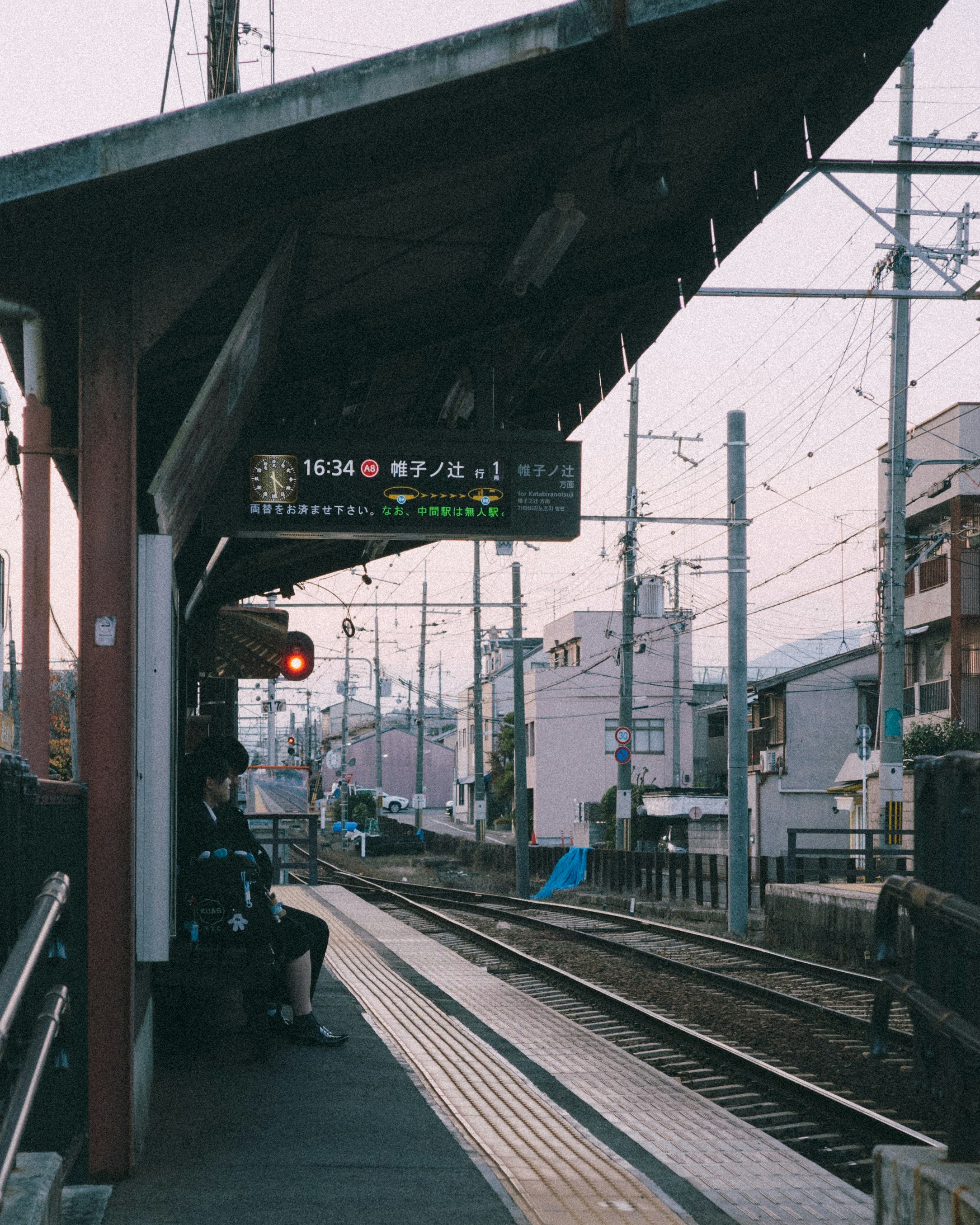 線路が伸びる駅のホームの風景