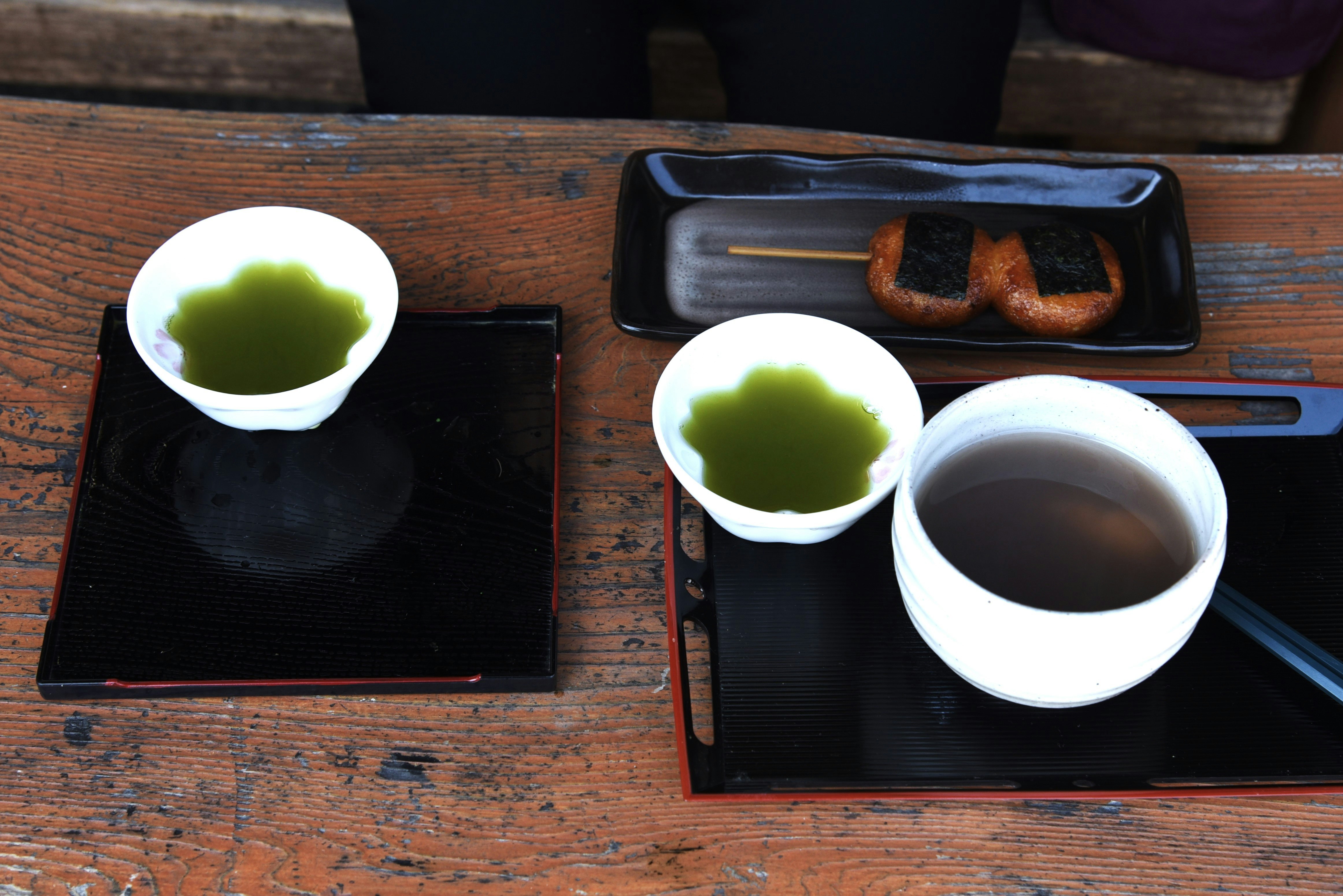 静岡県掛川の茶畑で味わう深むし茶の湯呑みと茶器