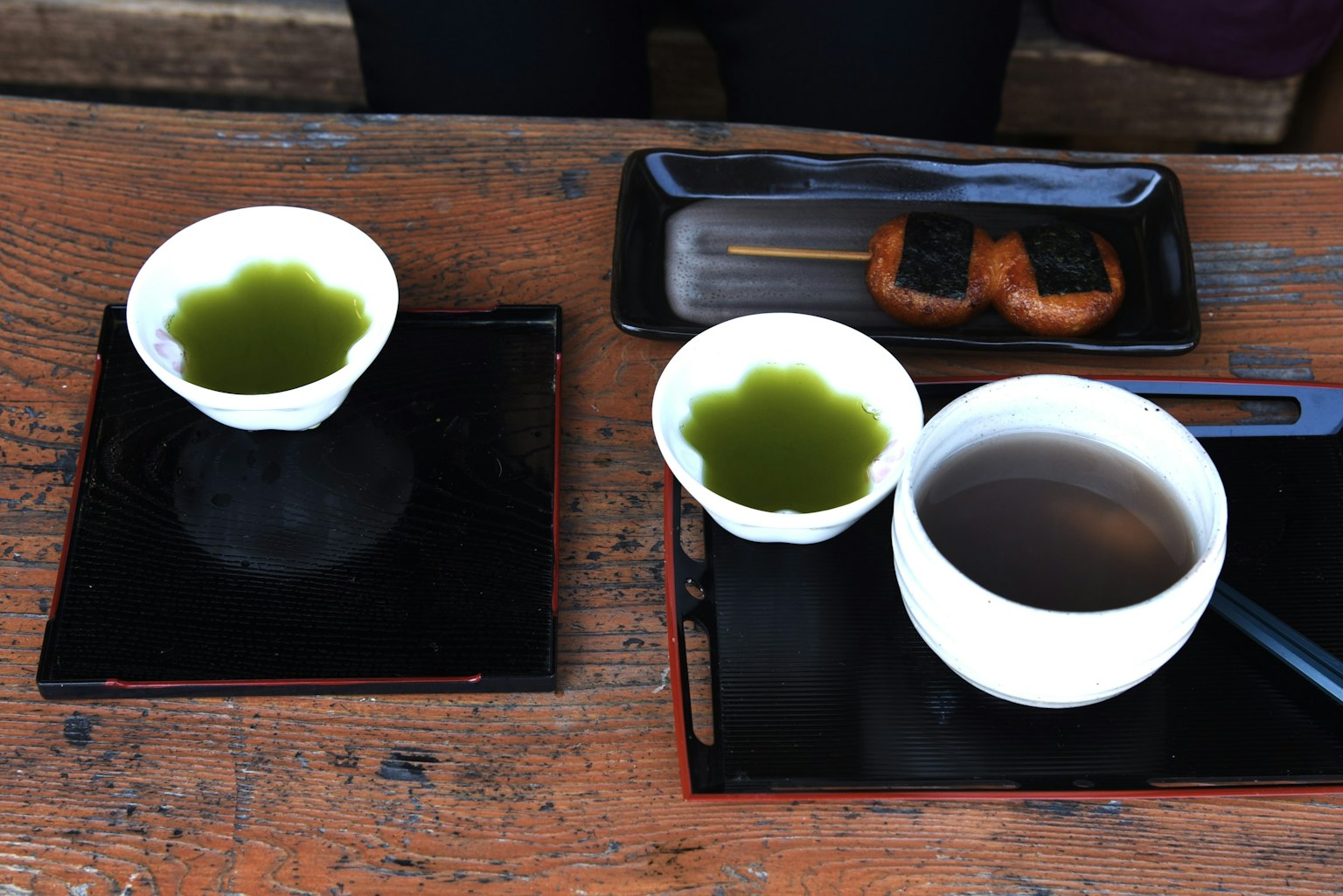 木桌上的绿茶和一杯茶