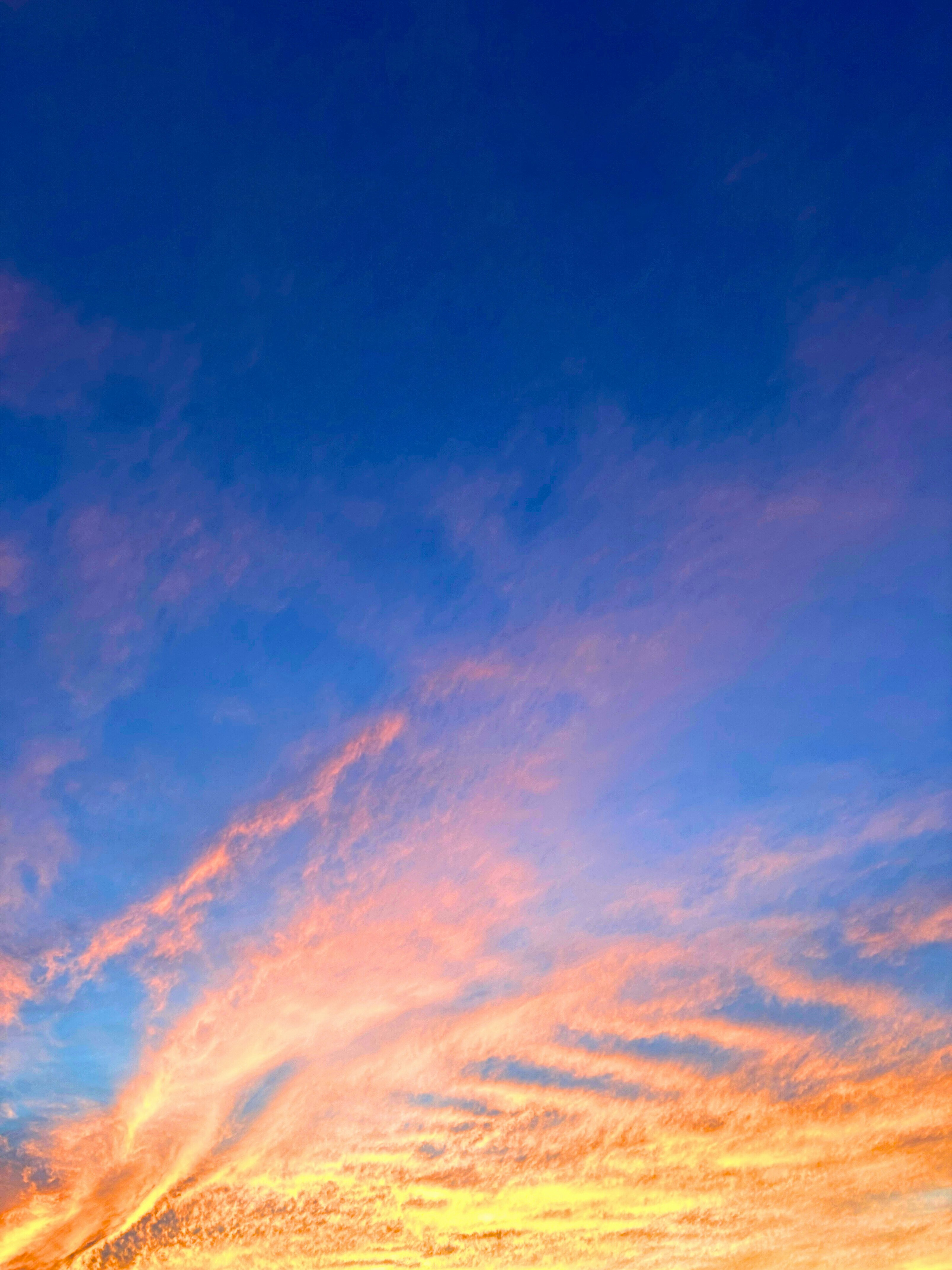 空に広がる夕焼け雲のマジックアワー