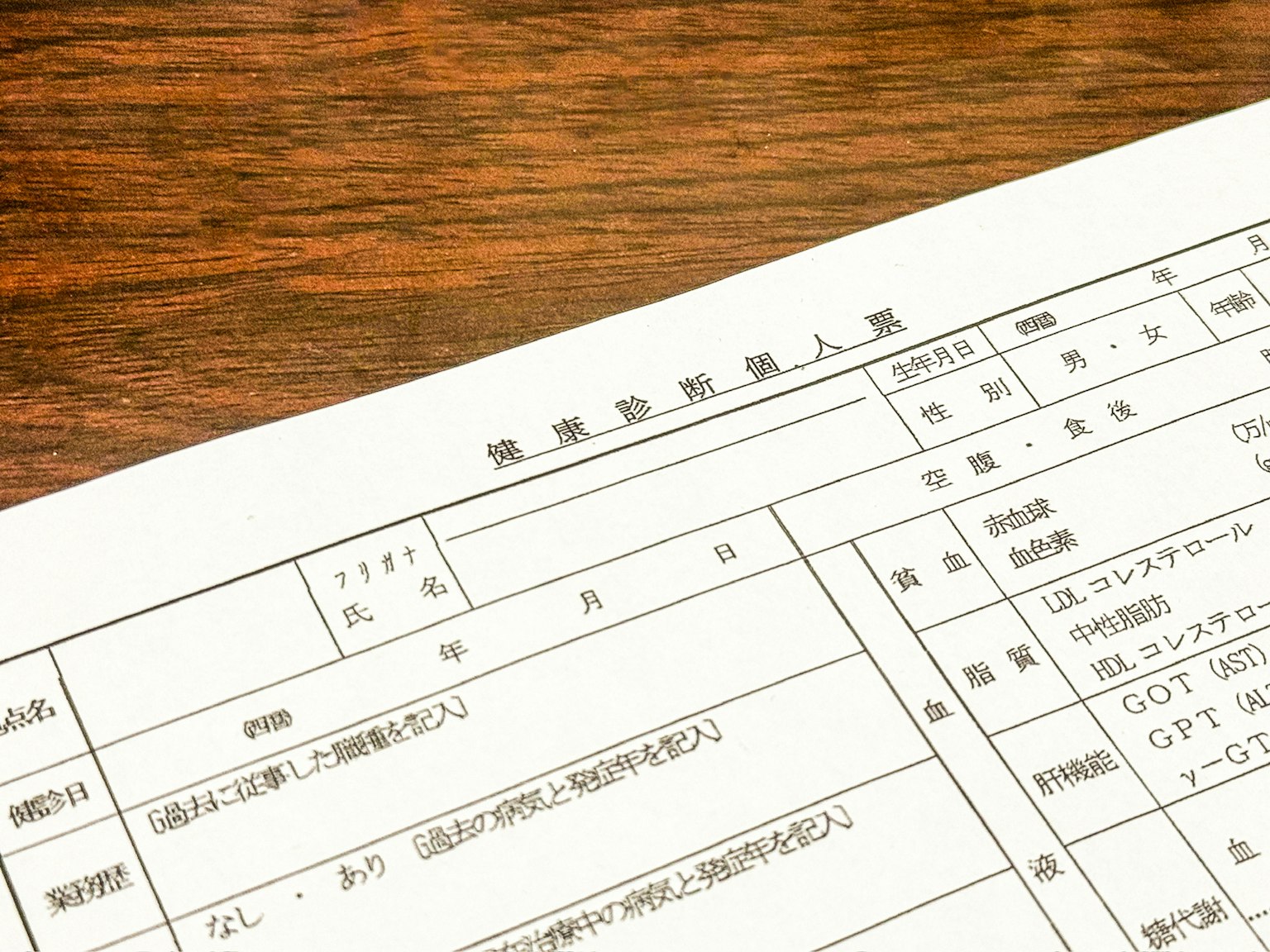 เอกสารภาษาญี่ปุ่นส่วนหนึ่งวางอยู่บนโต๊ะไม้