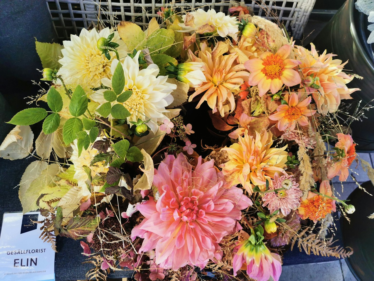 Ein lebhaftes Blumenarrangement mit verschiedenen bunten Blumen